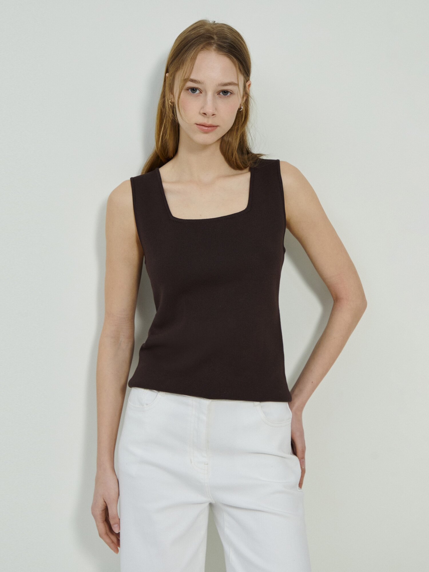 슬리브리스 스퀘어넥 니트 (DARK BROWN)