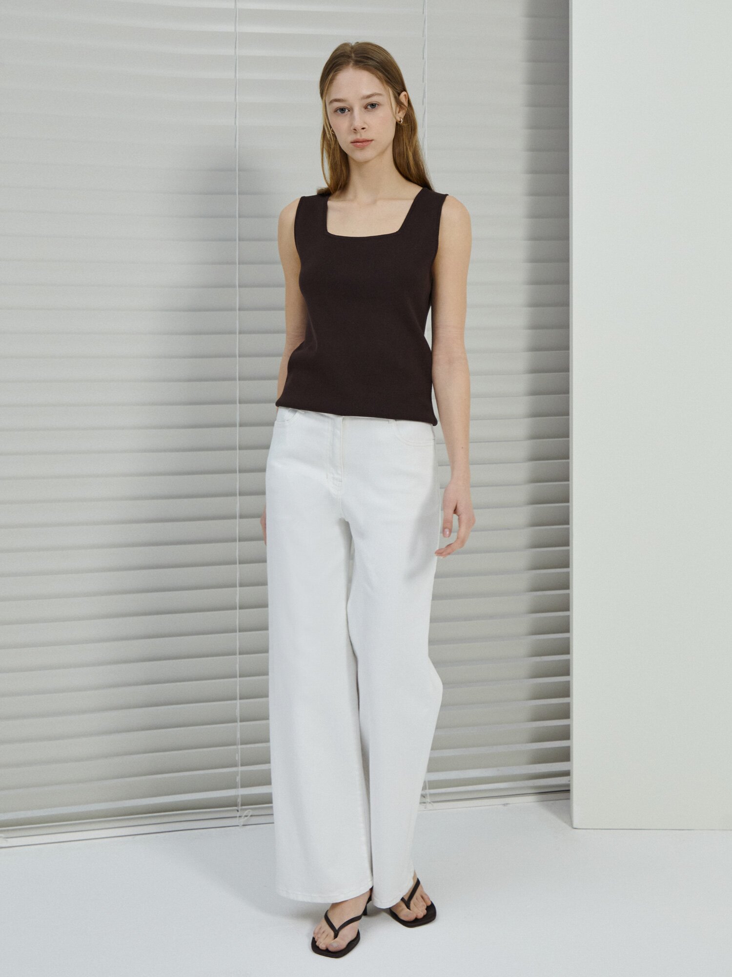 슬리브리스 스퀘어넥 니트 (DARK BROWN)