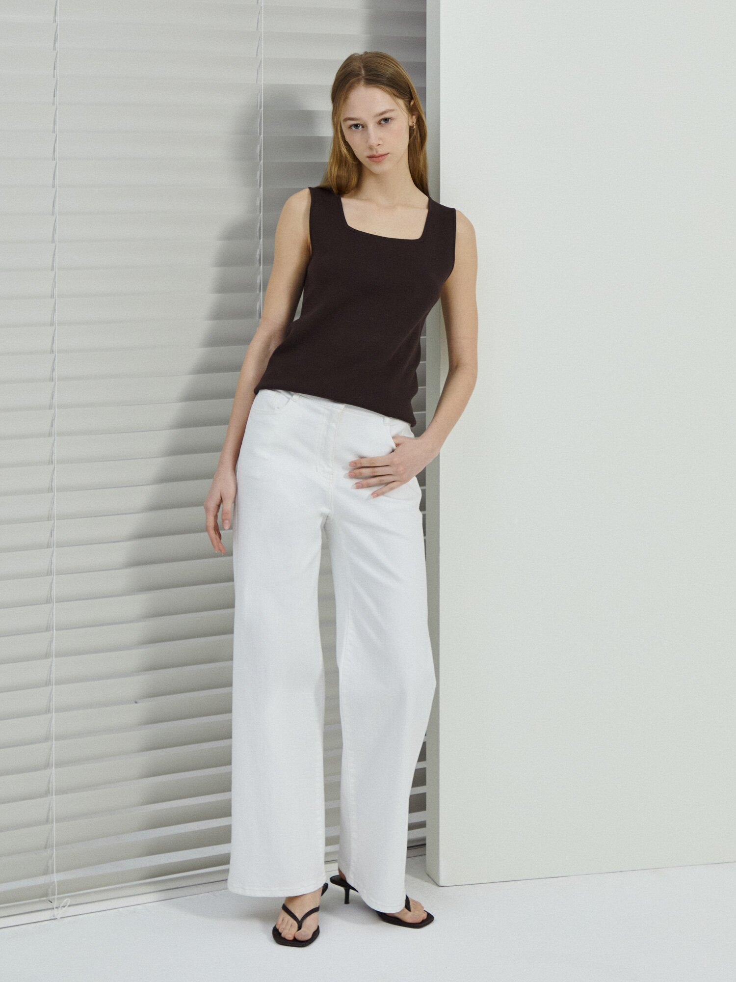 슬리브리스 스퀘어넥 니트 (DARK BROWN)