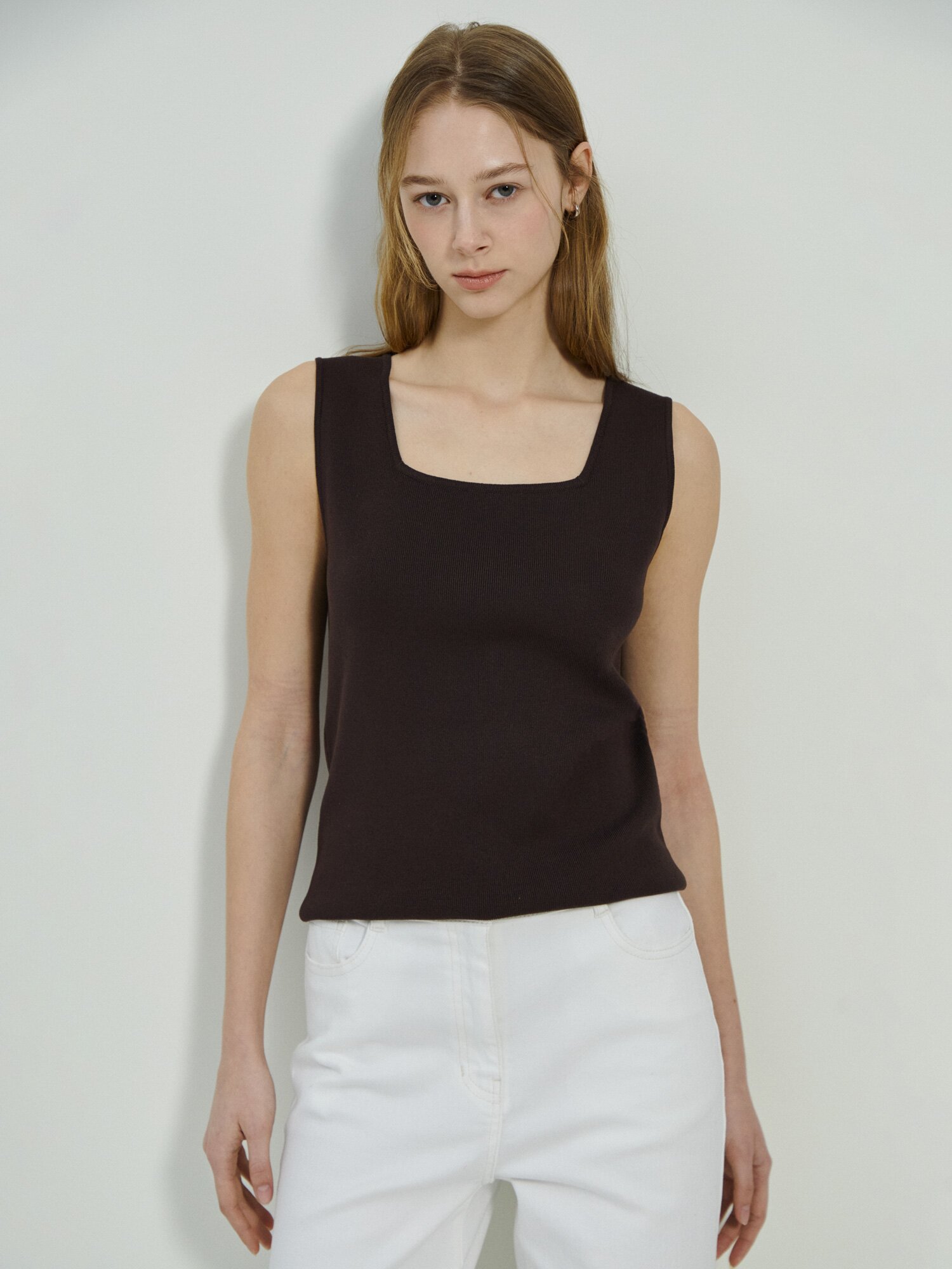 슬리브리스 스퀘어넥 니트 (DARK BROWN)