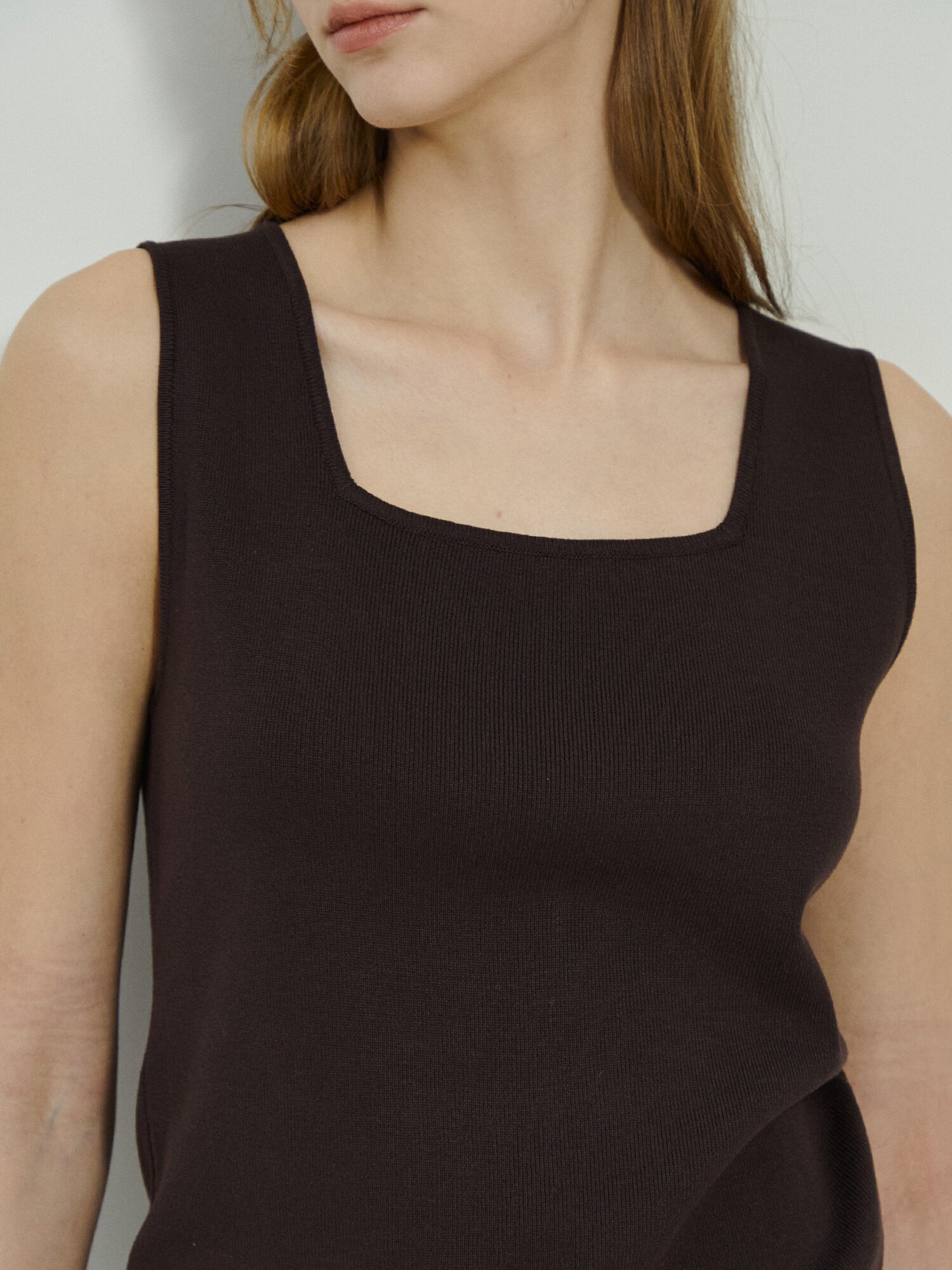 슬리브리스 스퀘어넥 니트 (DARK BROWN)