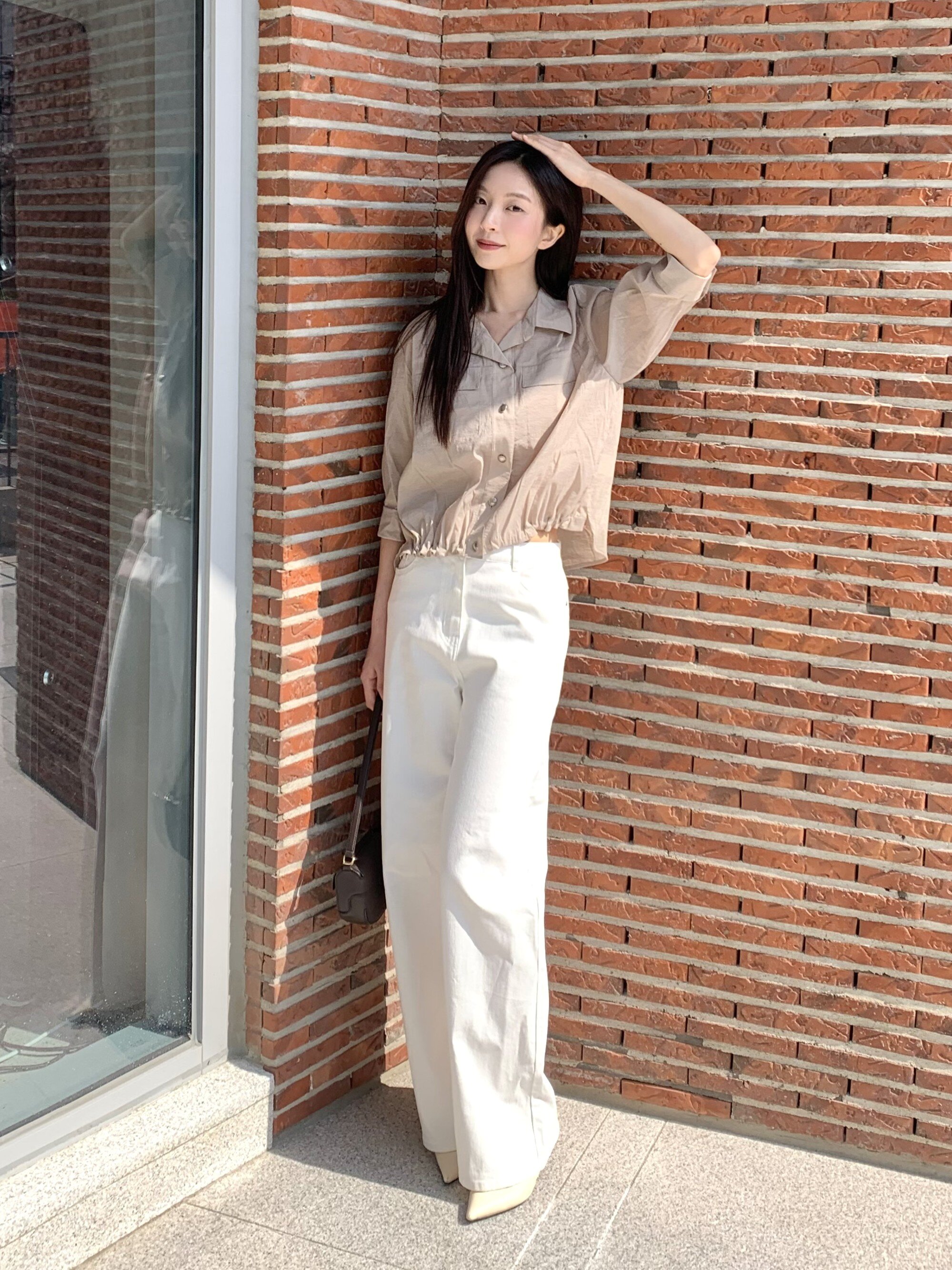 글로시 오픈 칼라 블라우스 (BEIGE)