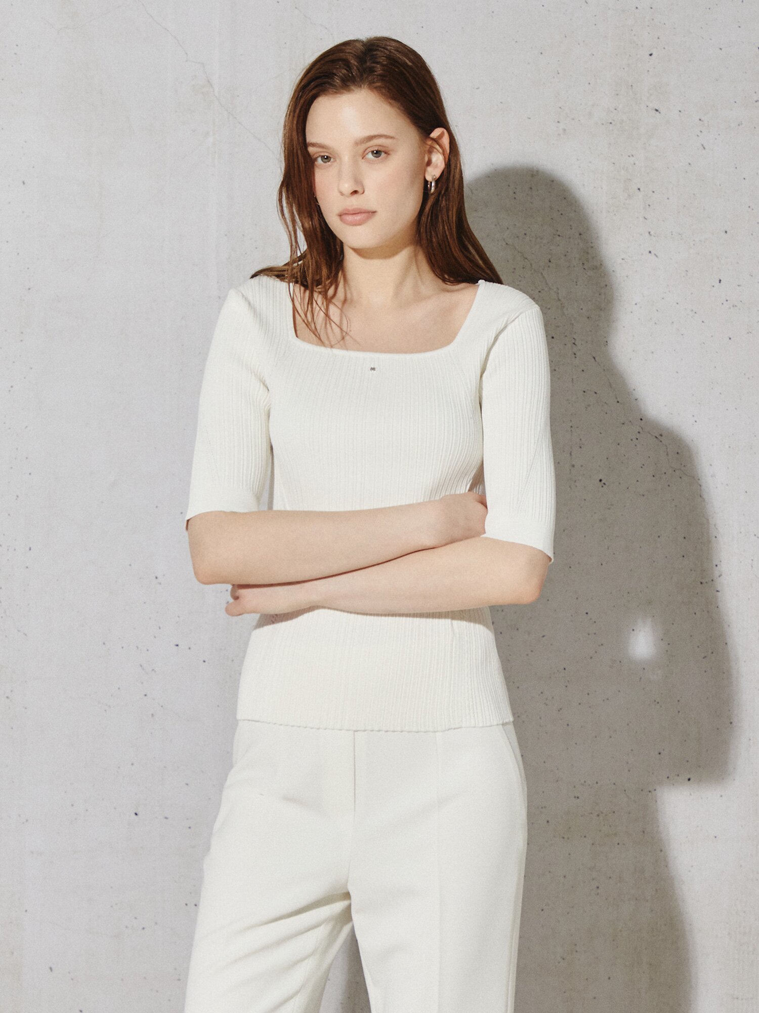 슬림 리브드 스퀘어넥 니트 풀오버 (IVORY)