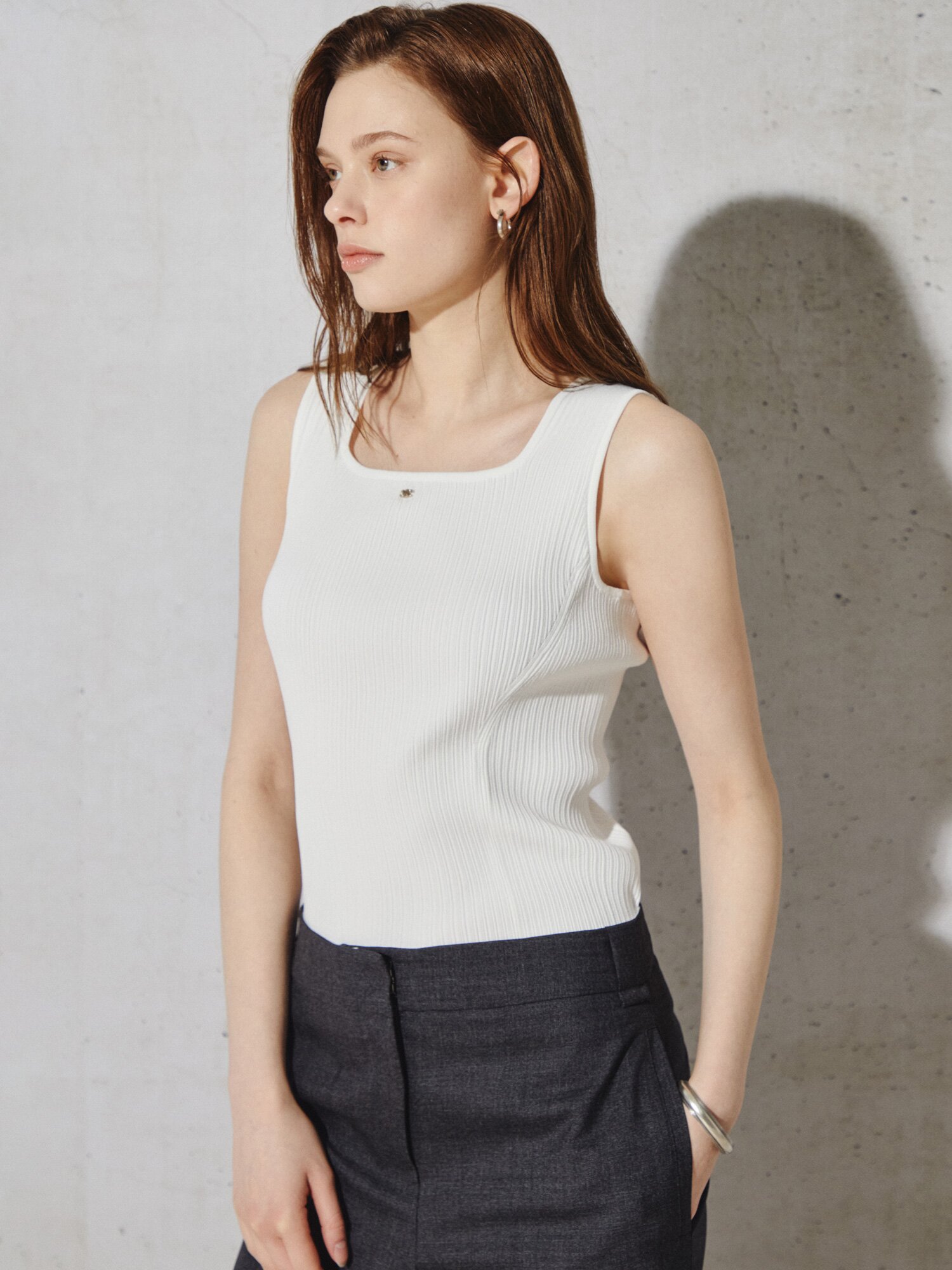 리브드 스퀘어넥 슬리브리스 탑 (WHITE)