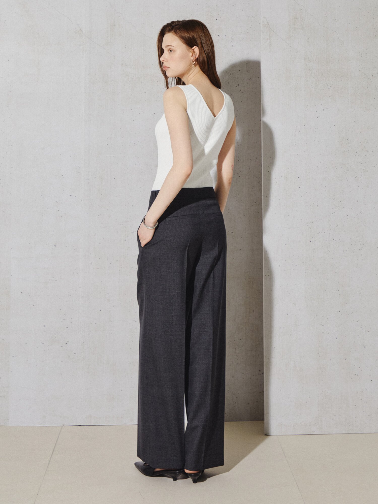 리브드 스퀘어넥 슬리브리스 탑 (WHITE)