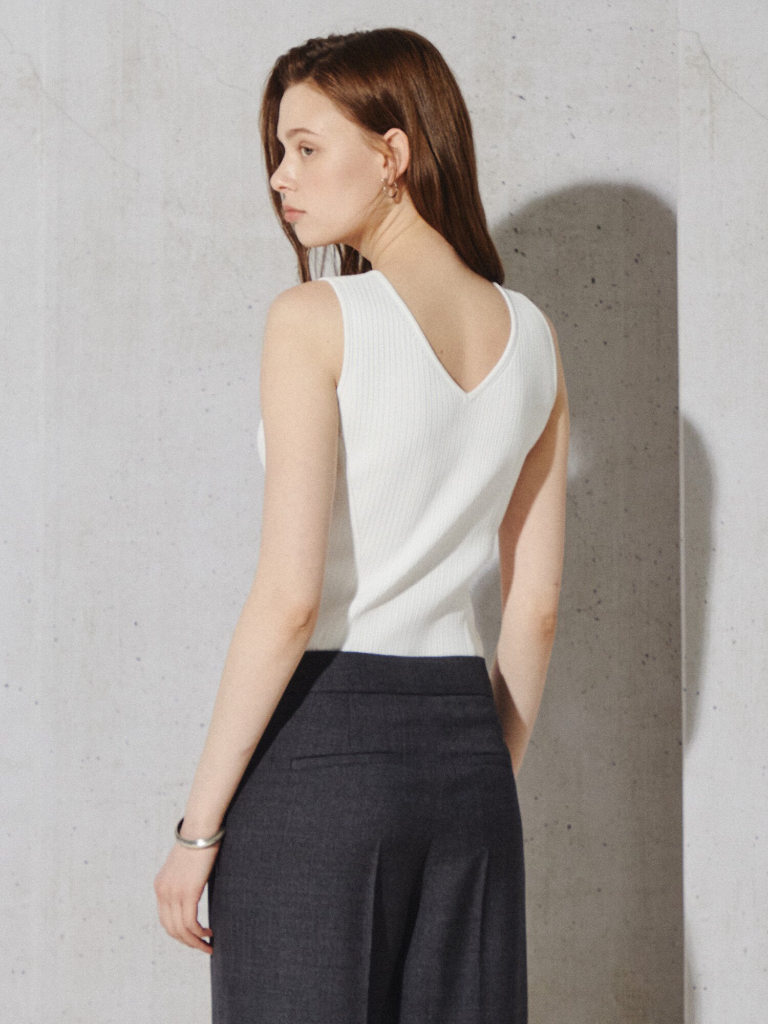 리브드 스퀘어넥 슬리브리스 탑 (WHITE)