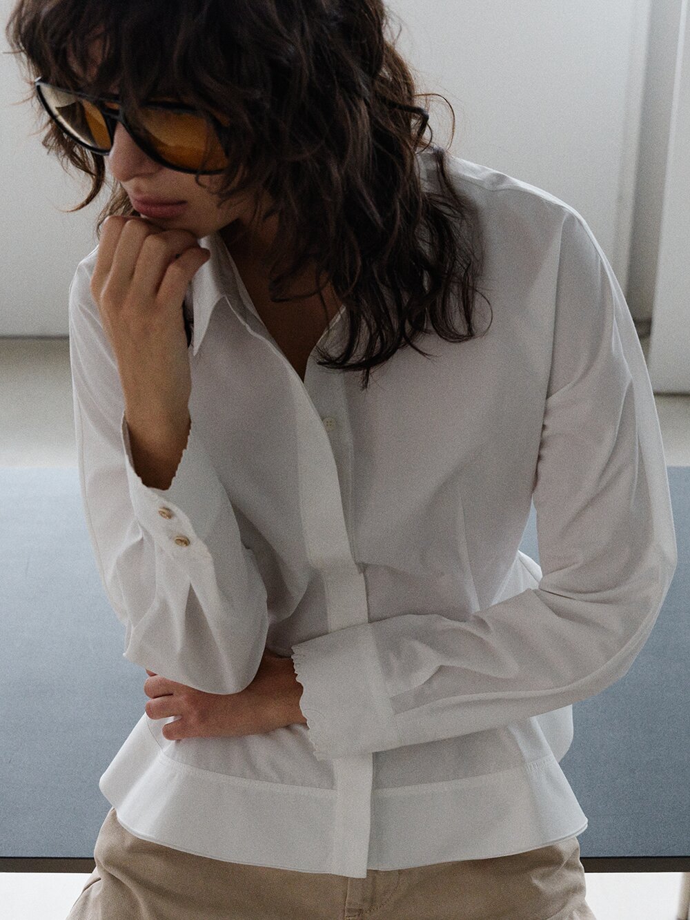 컨투어 페플럼 패널 블라우스 탑 (OFF WHITE)