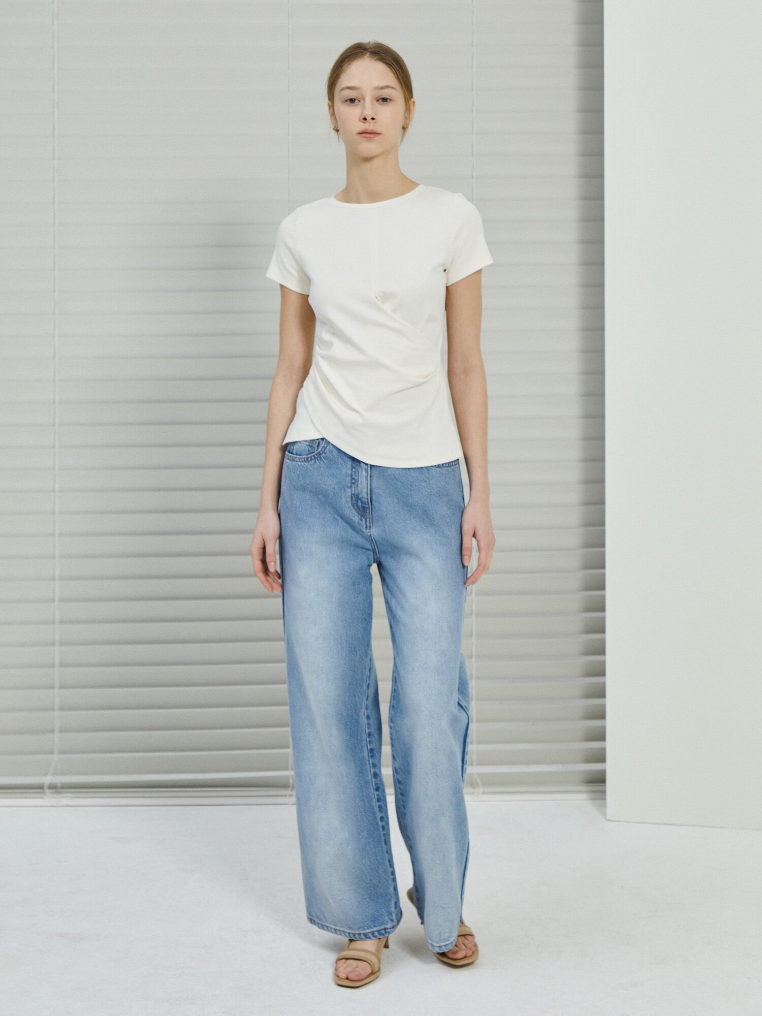 슬림핏 코튼 트위스트 티셔츠 (IVORY)