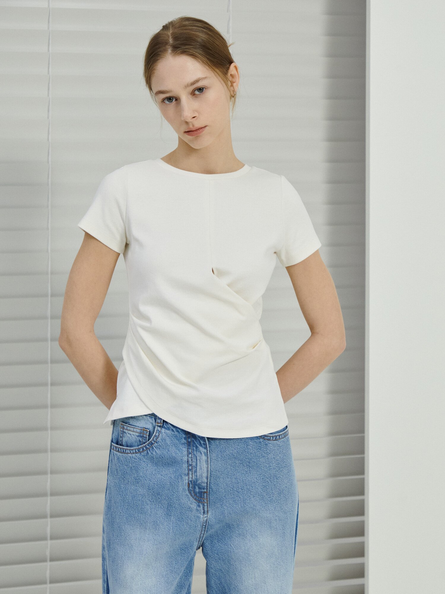 슬림핏 코튼 트위스트 티셔츠 (IVORY)