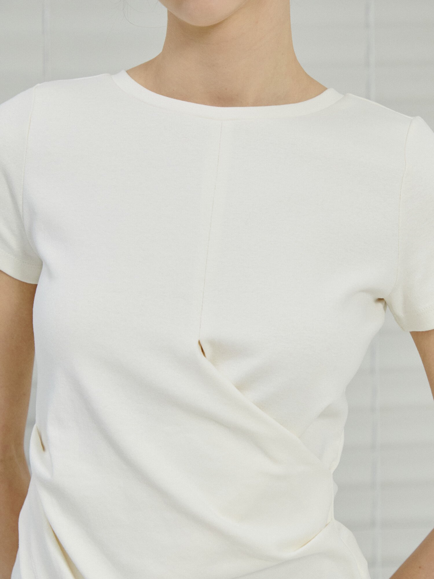 슬림핏 코튼 트위스트 티셔츠 (IVORY)