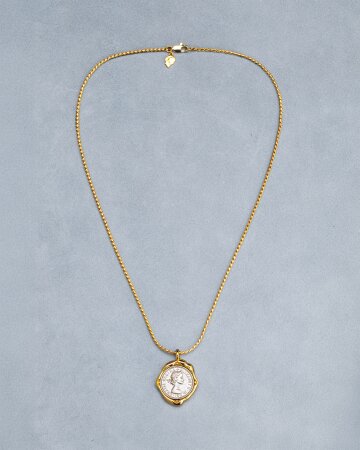 Sovereign Medallion Necklace
소버린 메달리온 네크리스