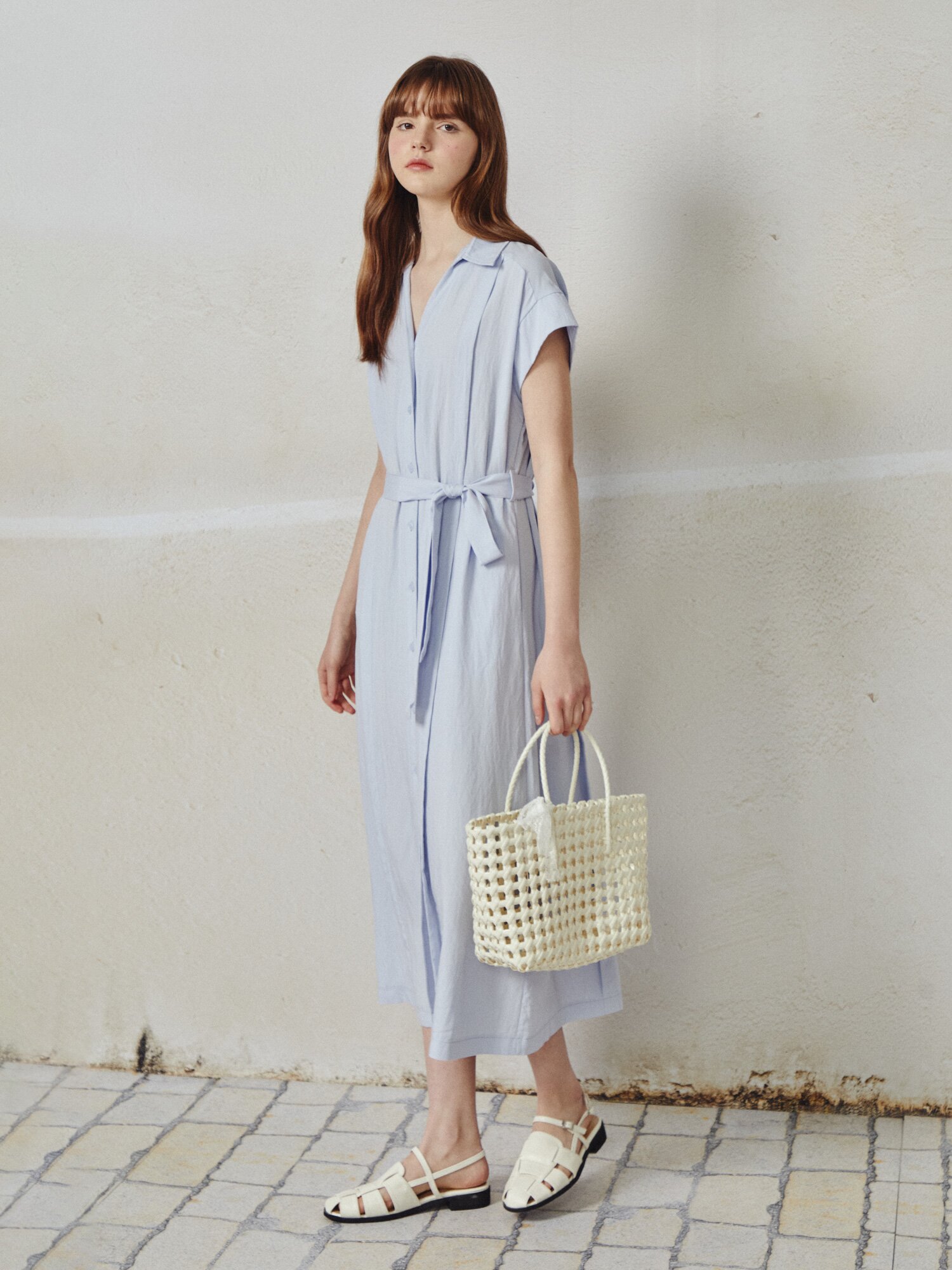 핀 턱 오픈칼라 벨티드 롱 원피스 (SKY BLUE)