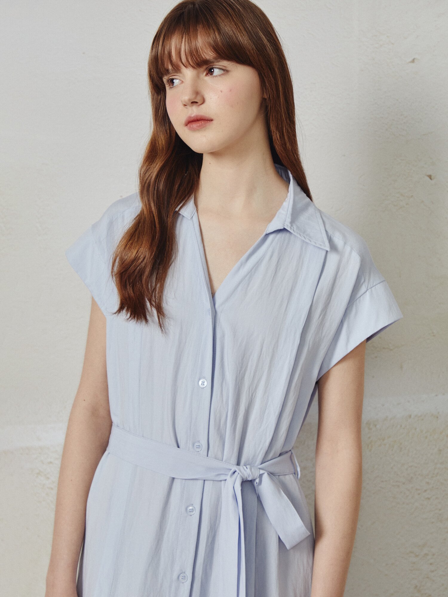 핀 턱 오픈칼라 벨티드 롱 원피스 (SKY BLUE)