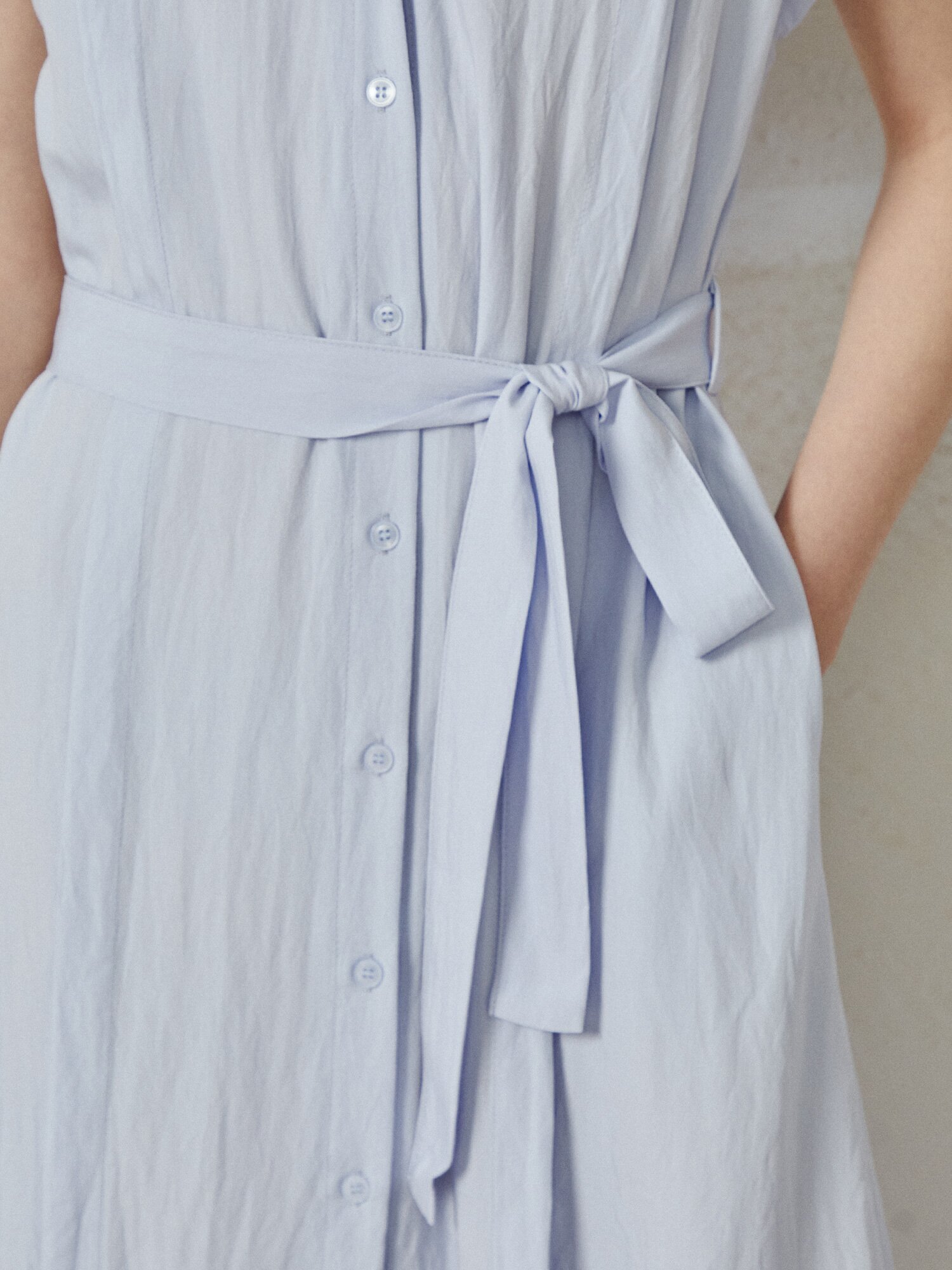 핀 턱 오픈칼라 벨티드 롱 원피스 (SKY BLUE)