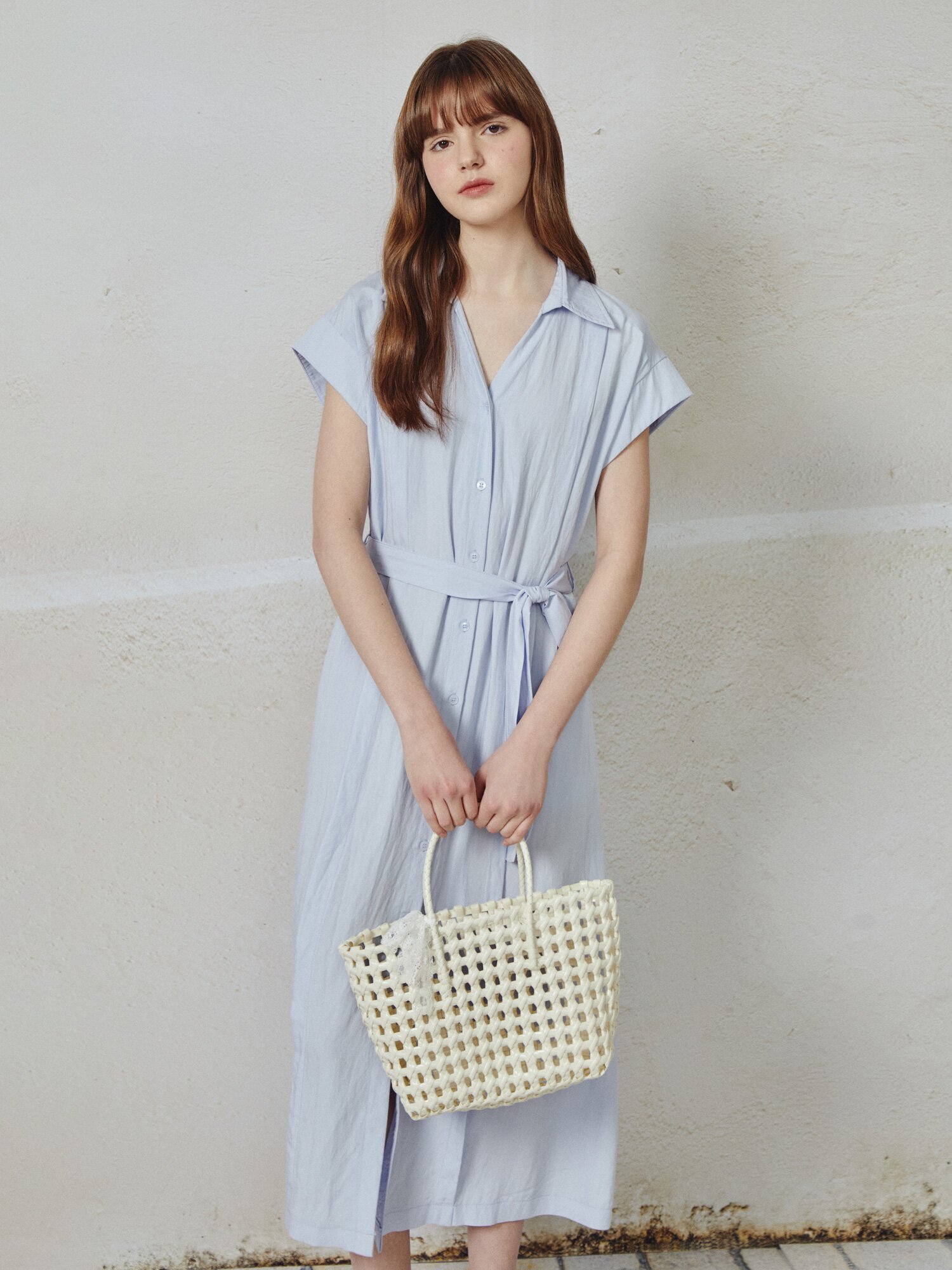 핀 턱 오픈칼라 벨티드 롱 원피스 (SKY BLUE)