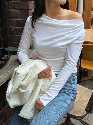 언밸런스 셔링 카울넥 티셔츠 