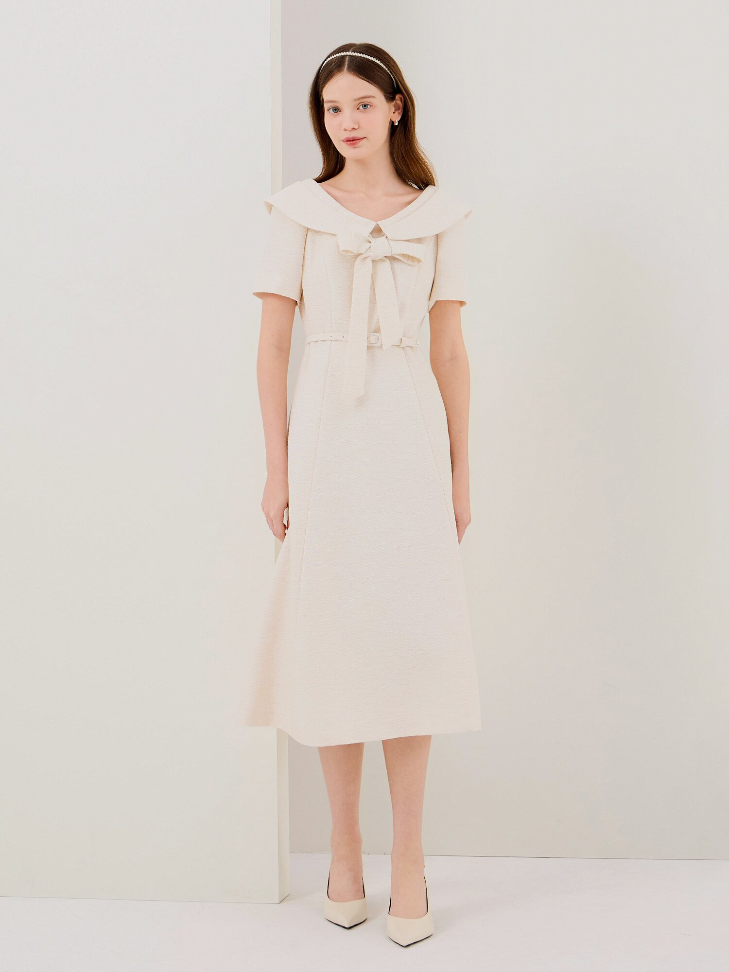 리본 라운드 칼라 플레어 원피스 (LIGHT BEIGE)