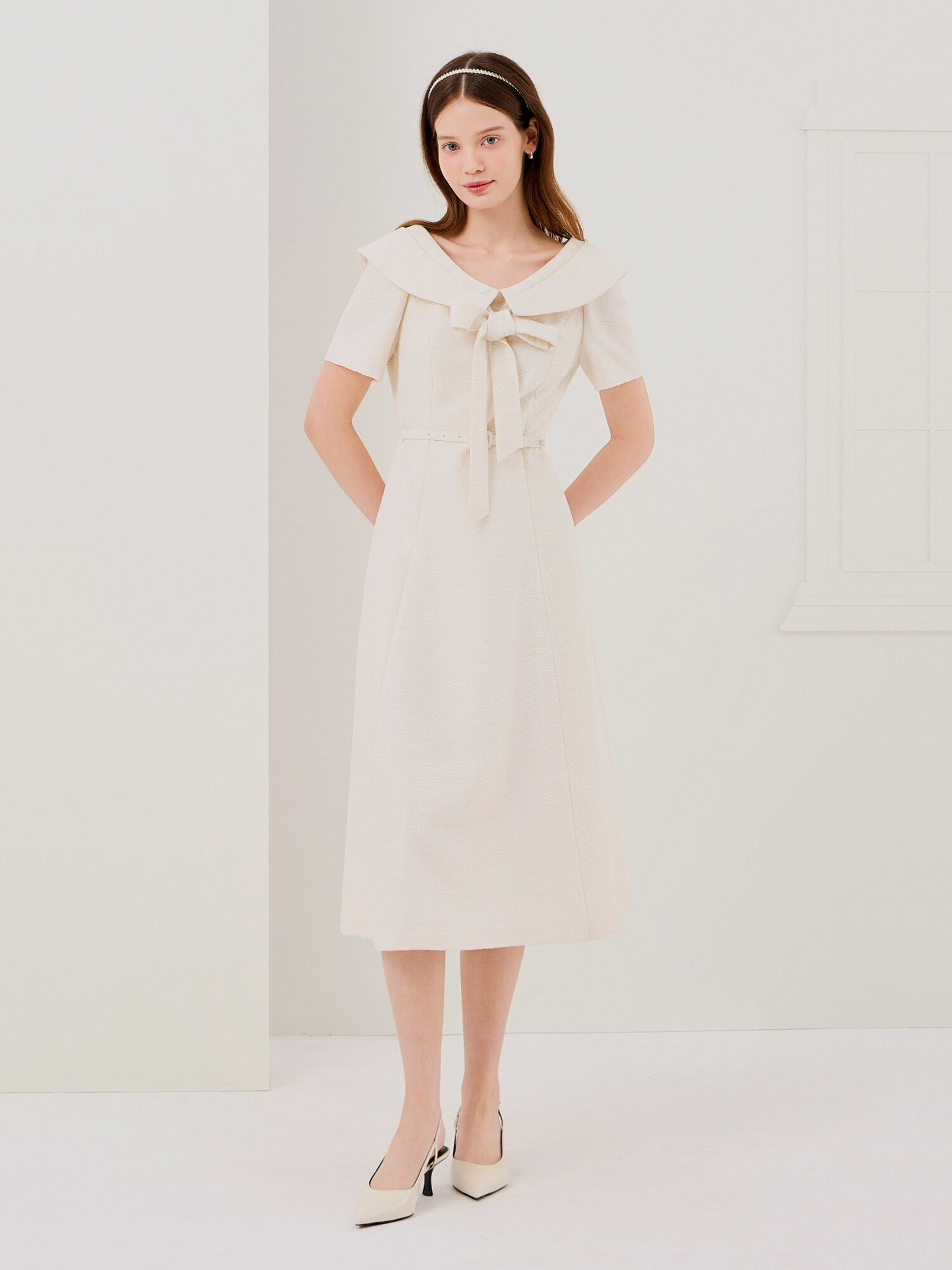 리본 라운드 칼라 플레어 원피스 (LIGHT BEIGE)