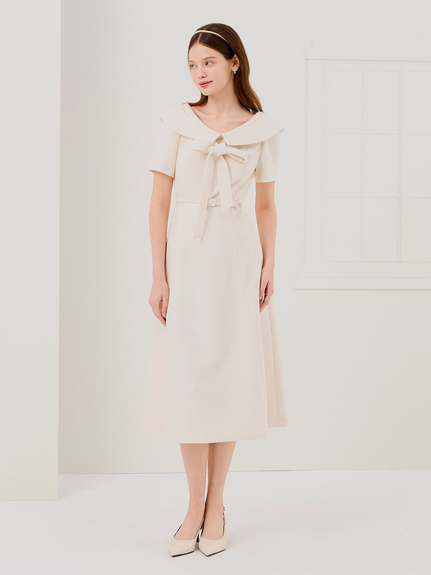 리본 라운드 칼라 플레어 원피스 (LIGHT BEIGE)