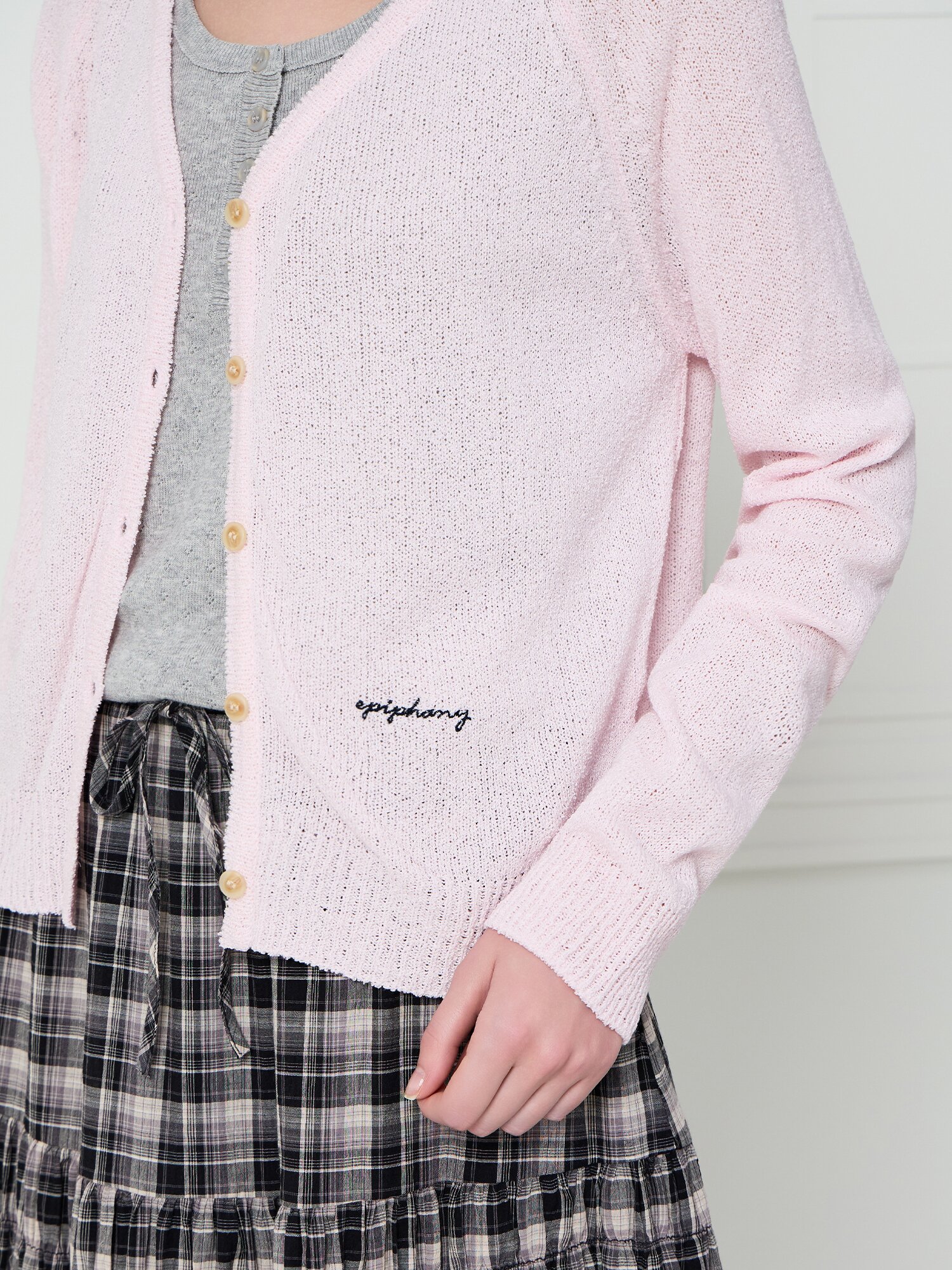 부클 레터링 자수 브이넥 가디건 (PINK)