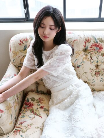 플라워 퍼프 라운드넥 블라우스 