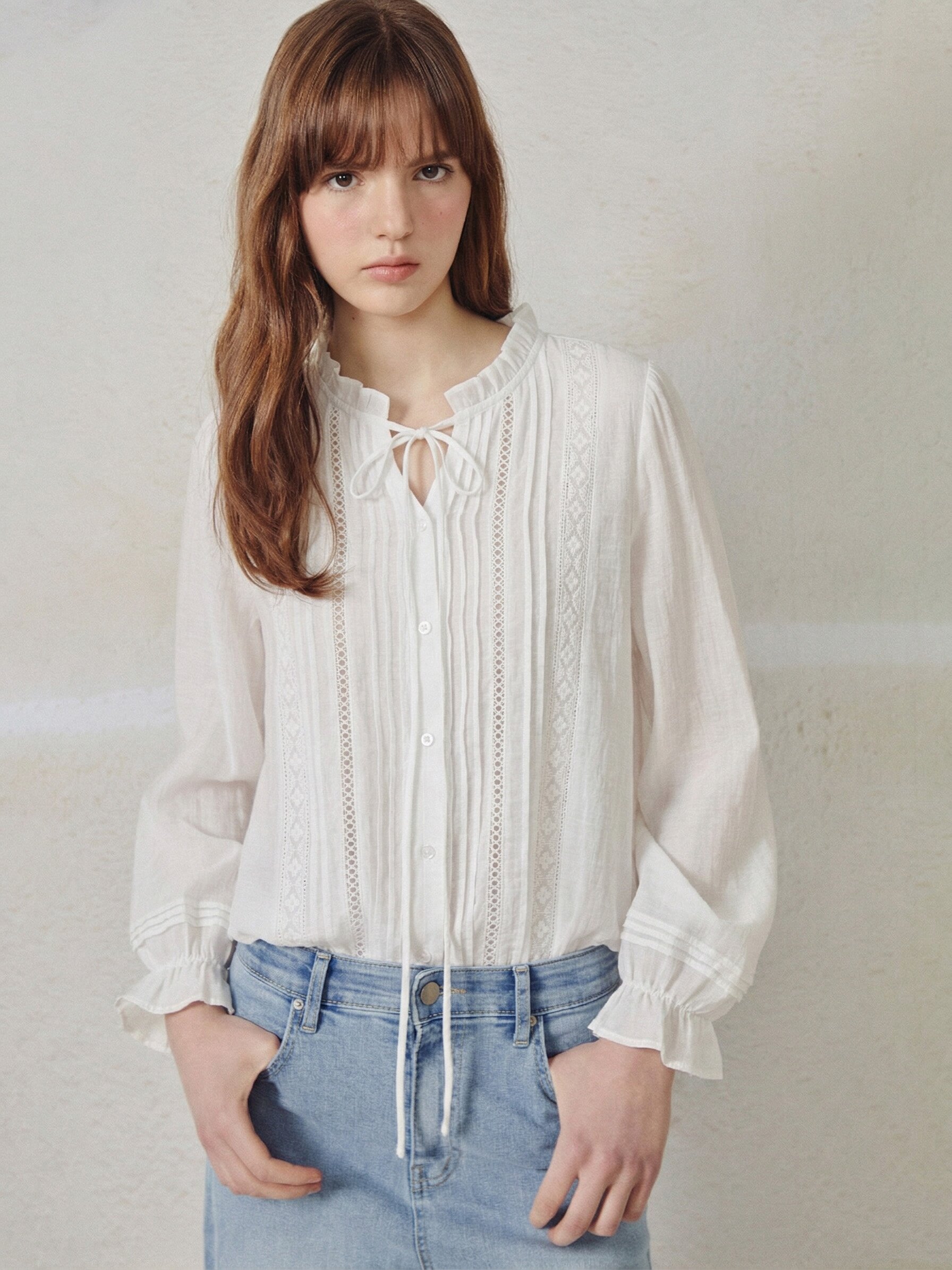 자카드 프릴넥 블라우스 (WHITE)