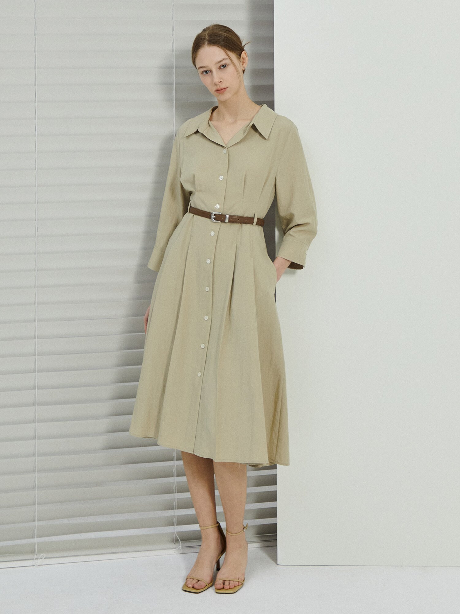 벨티드 백 버튼 플레어 셔츠 원피스 (BEIGE)