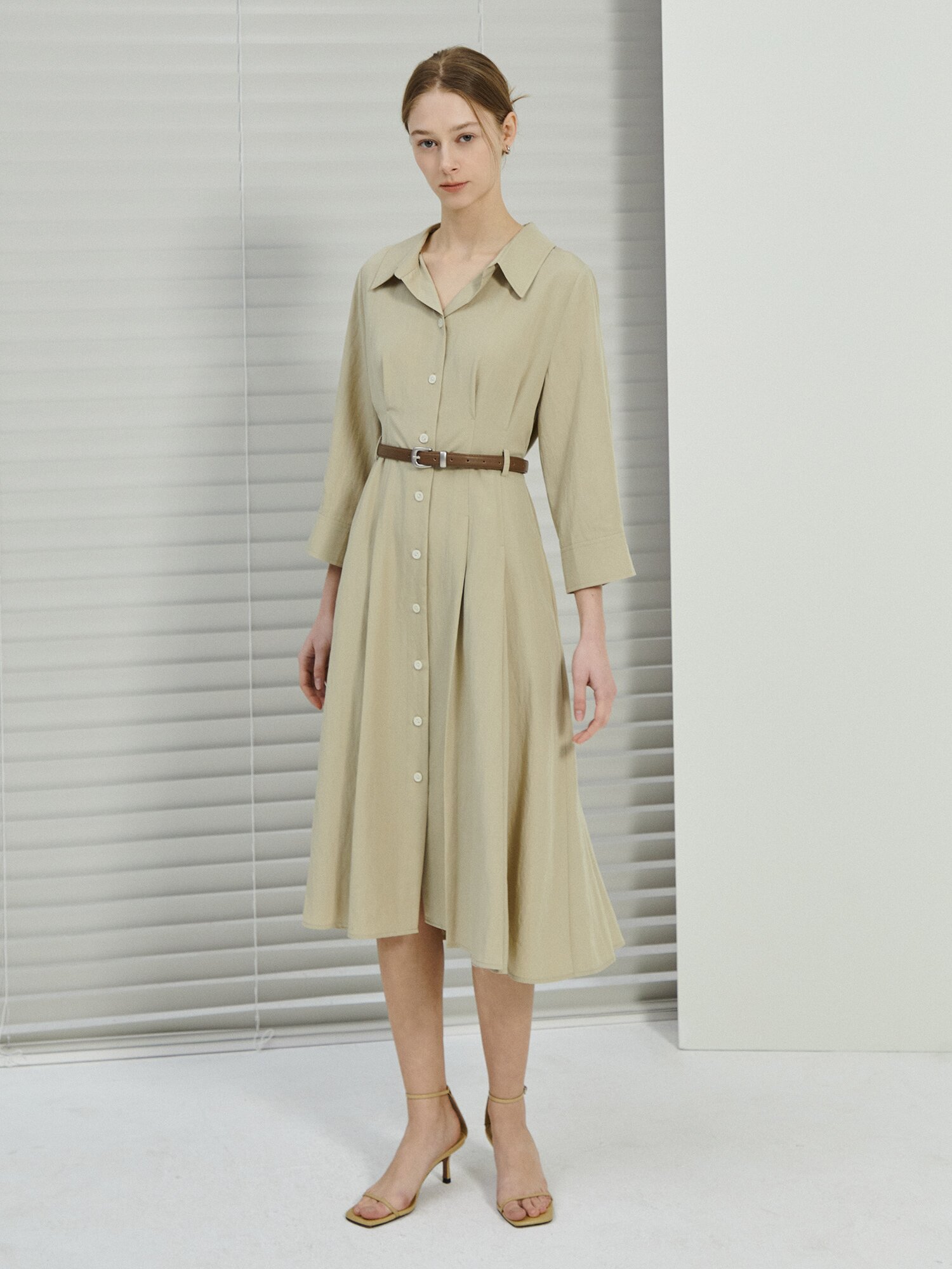 벨티드 백 버튼 플레어 셔츠 원피스 (BEIGE)