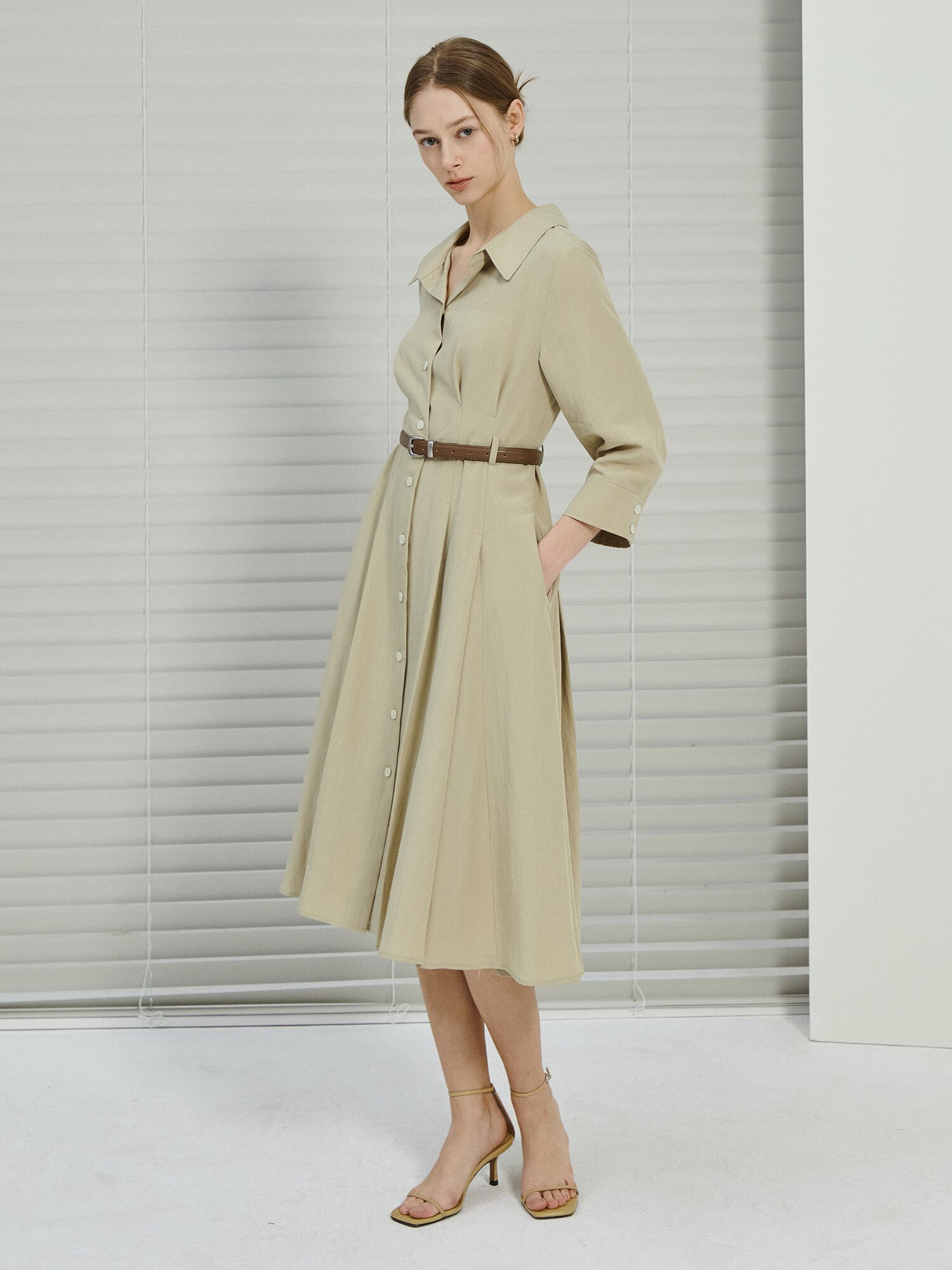 벨티드 백 버튼 플레어 셔츠 원피스 (BEIGE)