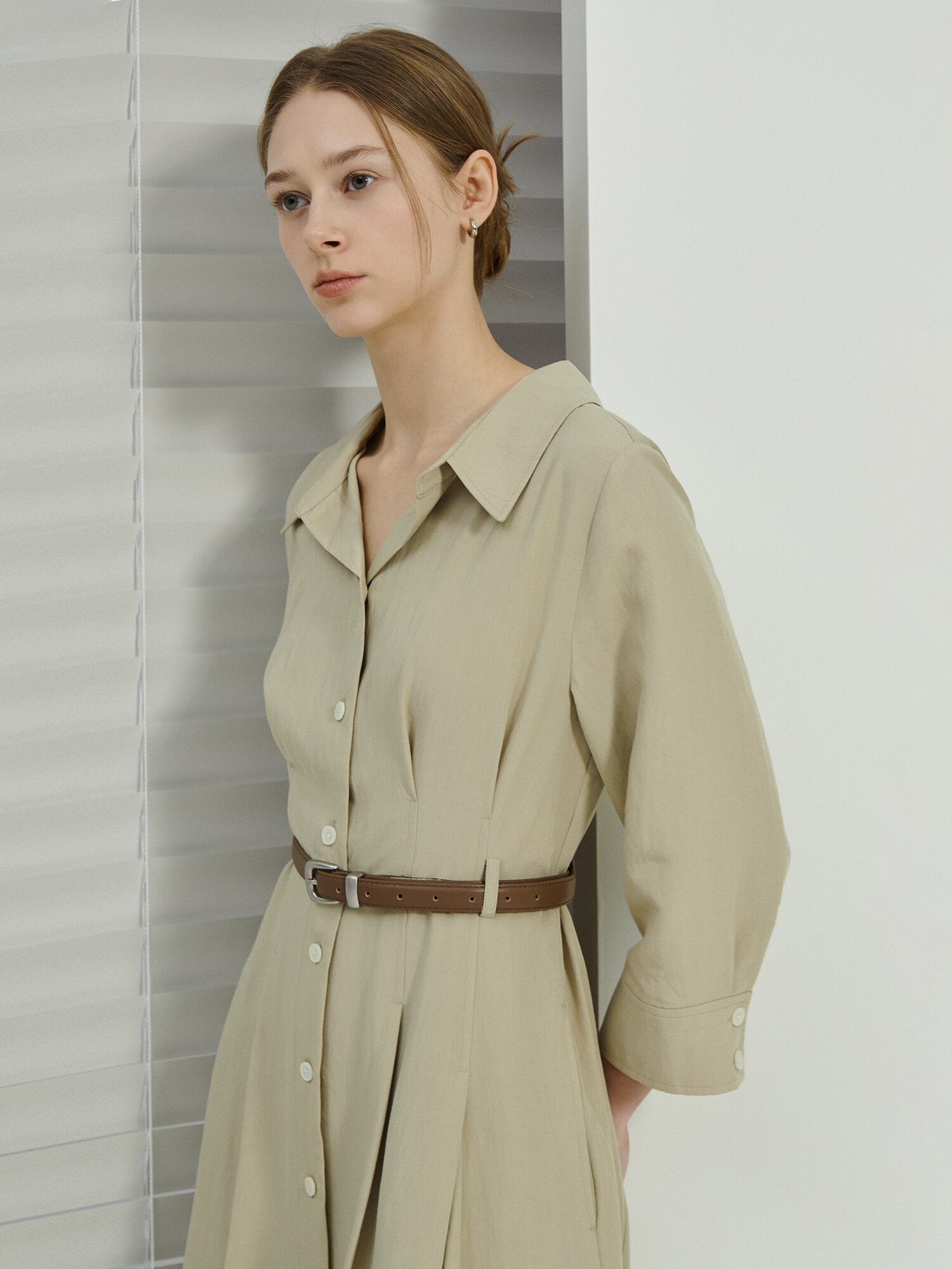 벨티드 백 버튼 플레어 셔츠 원피스 (BEIGE)