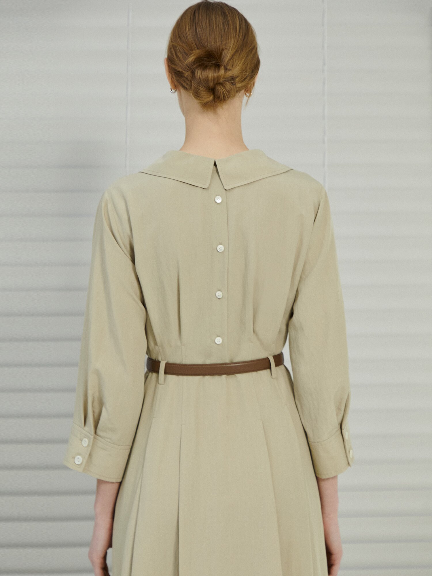 벨티드 백 버튼 플레어 셔츠 원피스 (BEIGE)