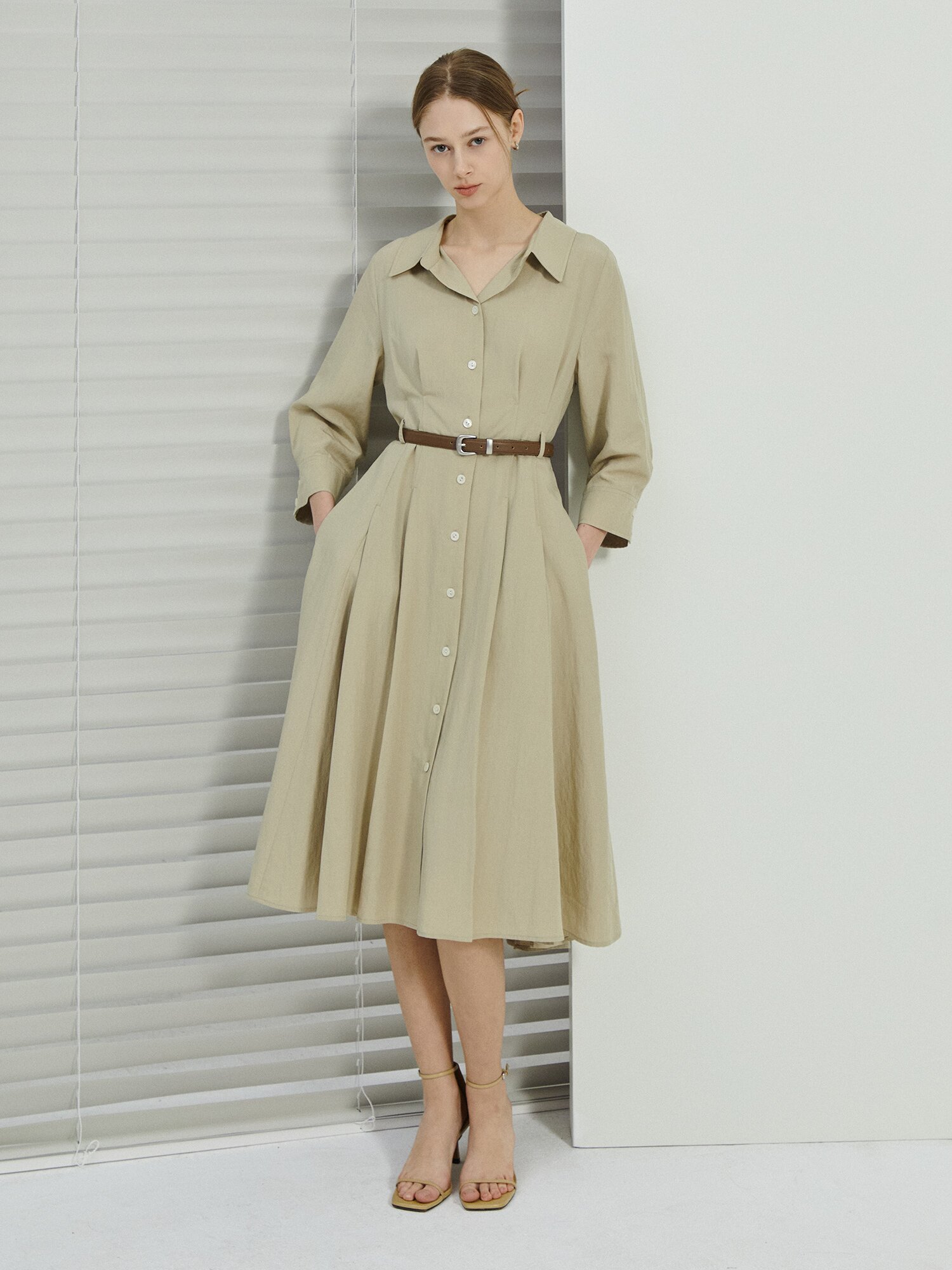 벨티드 백 버튼 플레어 셔츠 원피스 (BEIGE)
