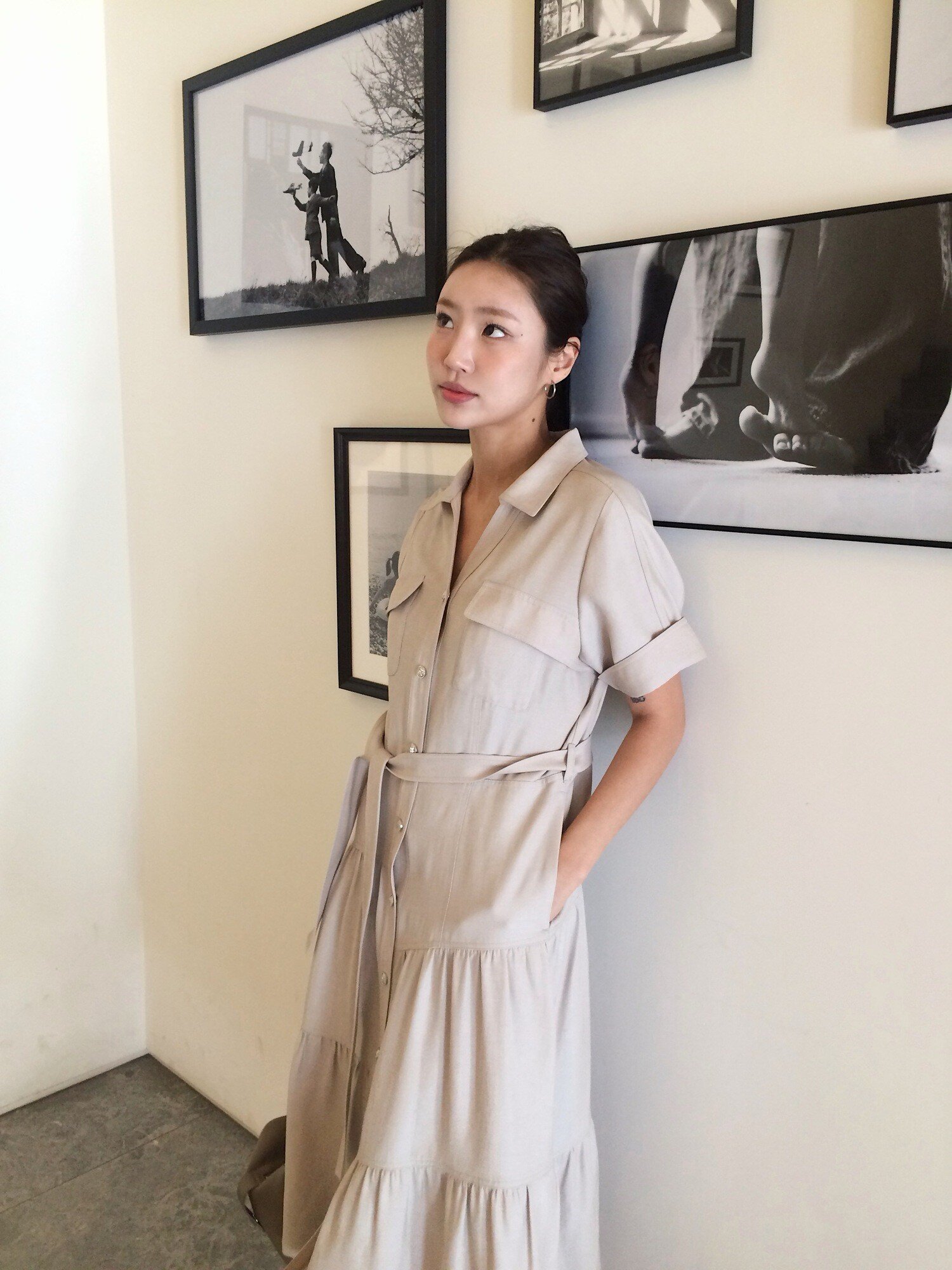 벨티드 셔링 오픈칼라 원피스 (BEIGE)