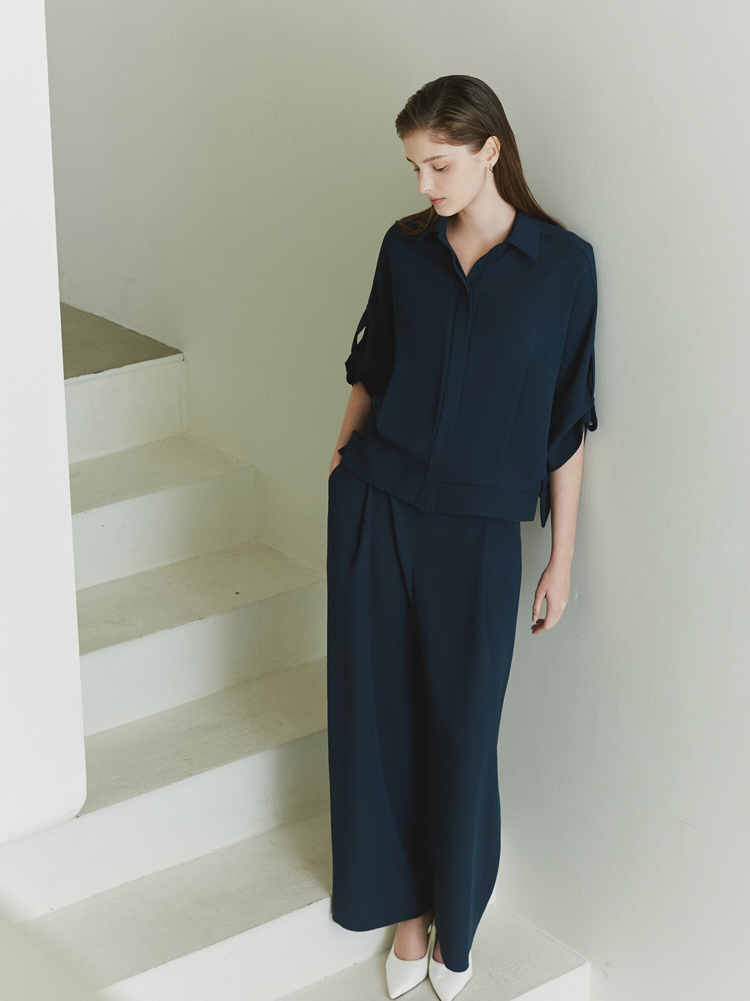 버튼 장식 백 밴딩 와이드 팬츠 (NAVY)