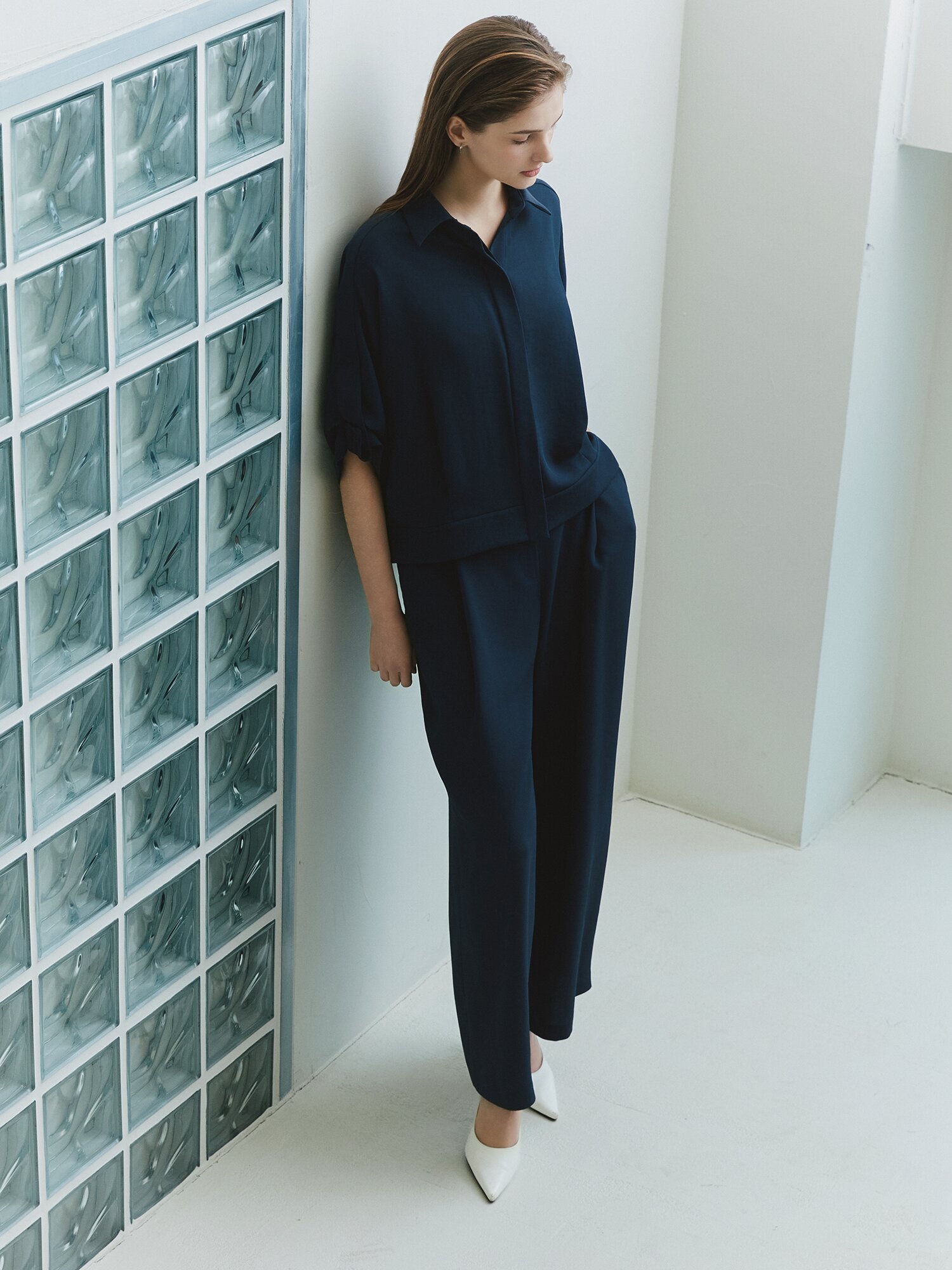 버튼 장식 백 밴딩 와이드 팬츠 (NAVY)