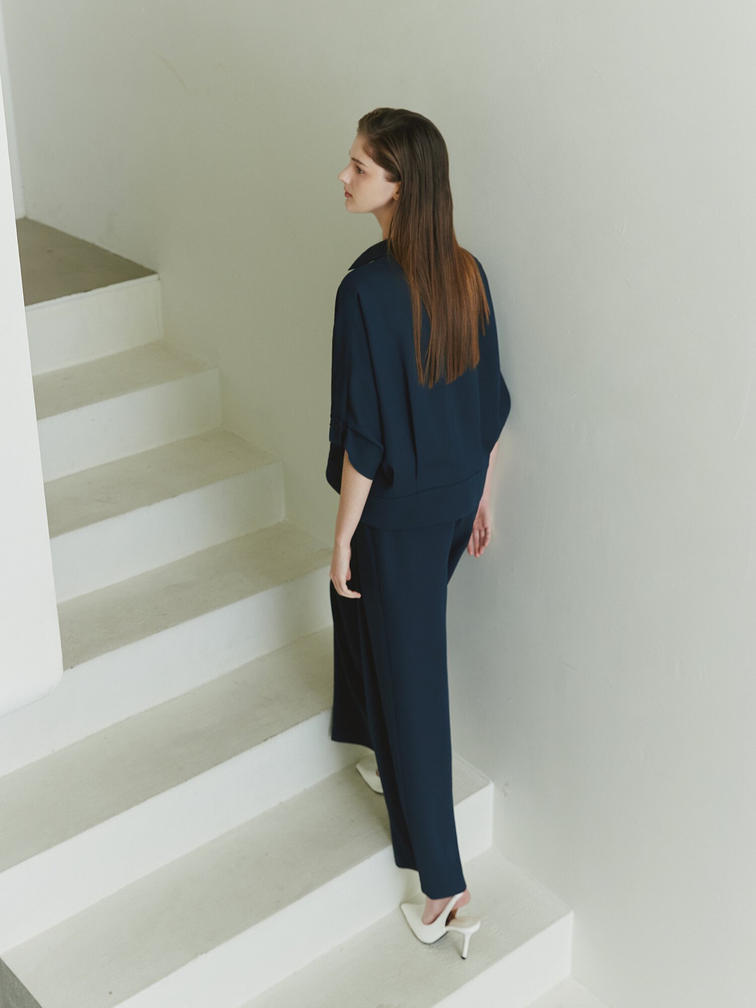 버튼 장식 백 밴딩 와이드 팬츠 (NAVY)