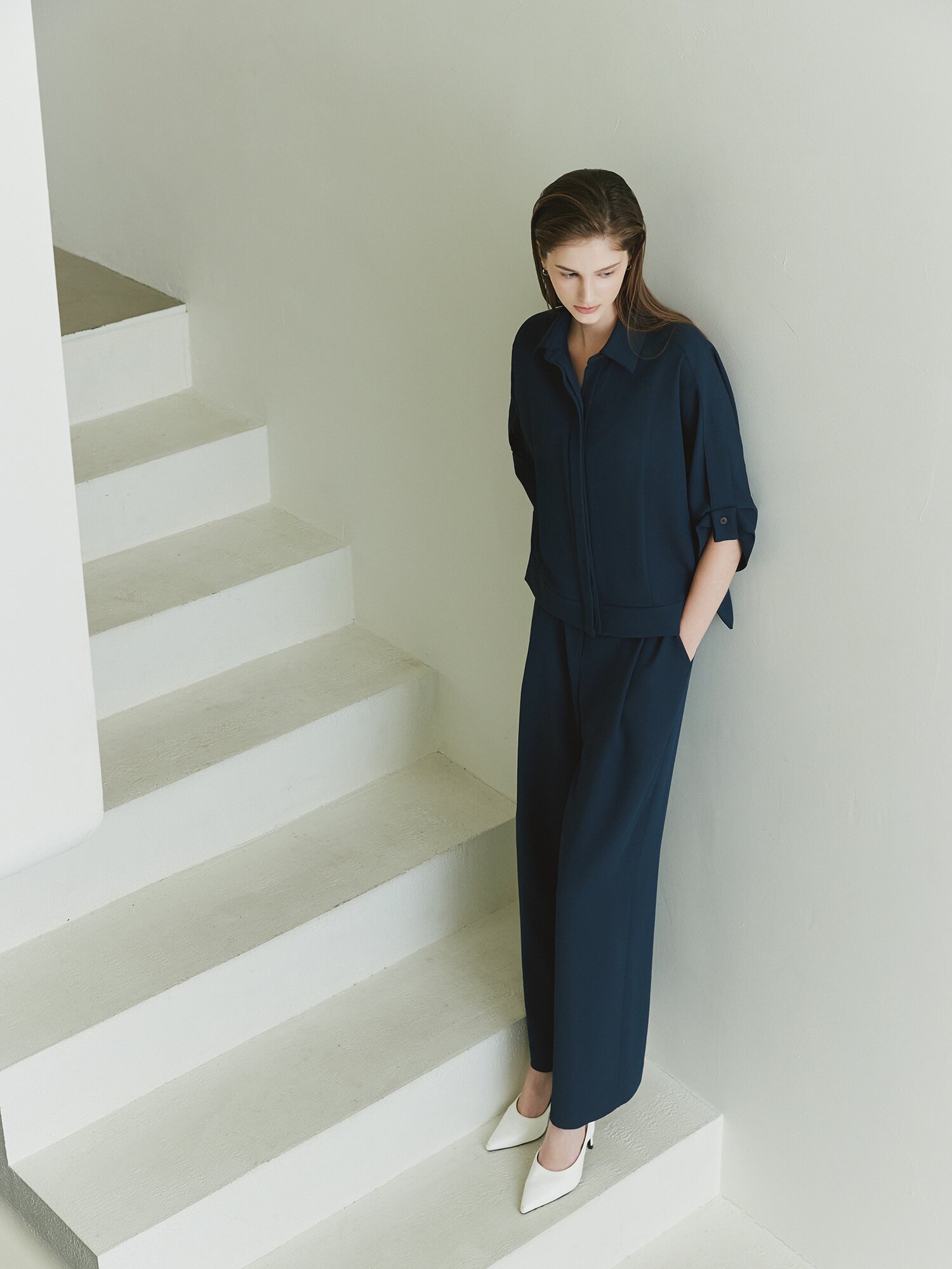 버튼 장식 백 밴딩 와이드 팬츠 (NAVY)