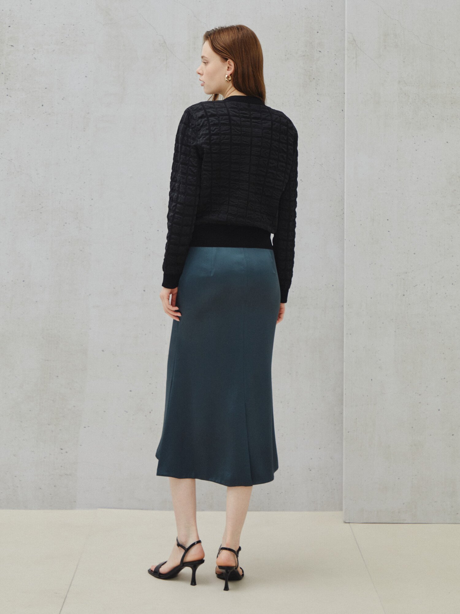 폴리쉬 텍스처드 퀼팅 집업 카디건 (BLACK)