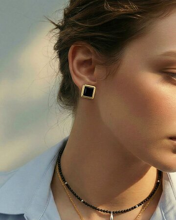 Noir Frame Earrings
느와르 프레임 이어링