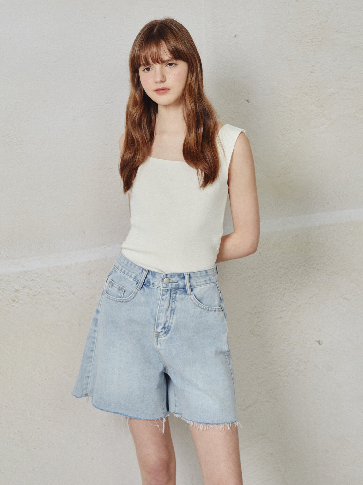 스퀘어넥 슬리브리스 니트 (IVORY)