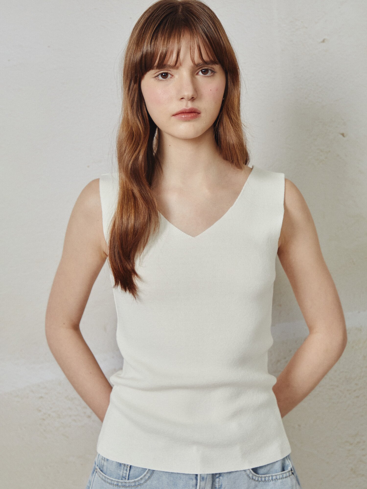 스퀘어넥 슬리브리스 니트 (IVORY)