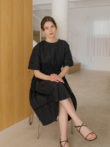 크리즈 블랙 스트링 드레스
