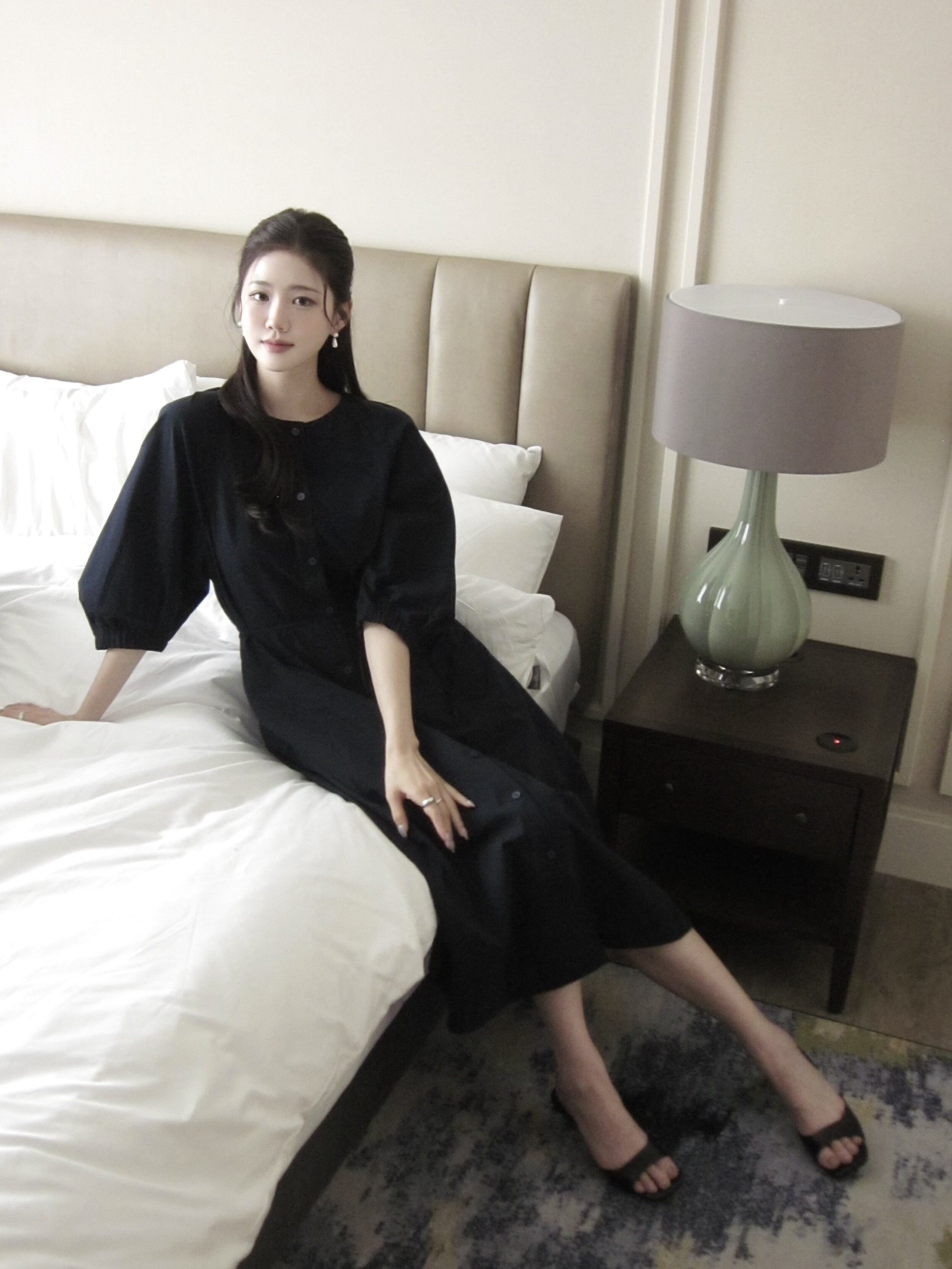 벨티드 라운드넥 플레어 원피스 (NAVY)