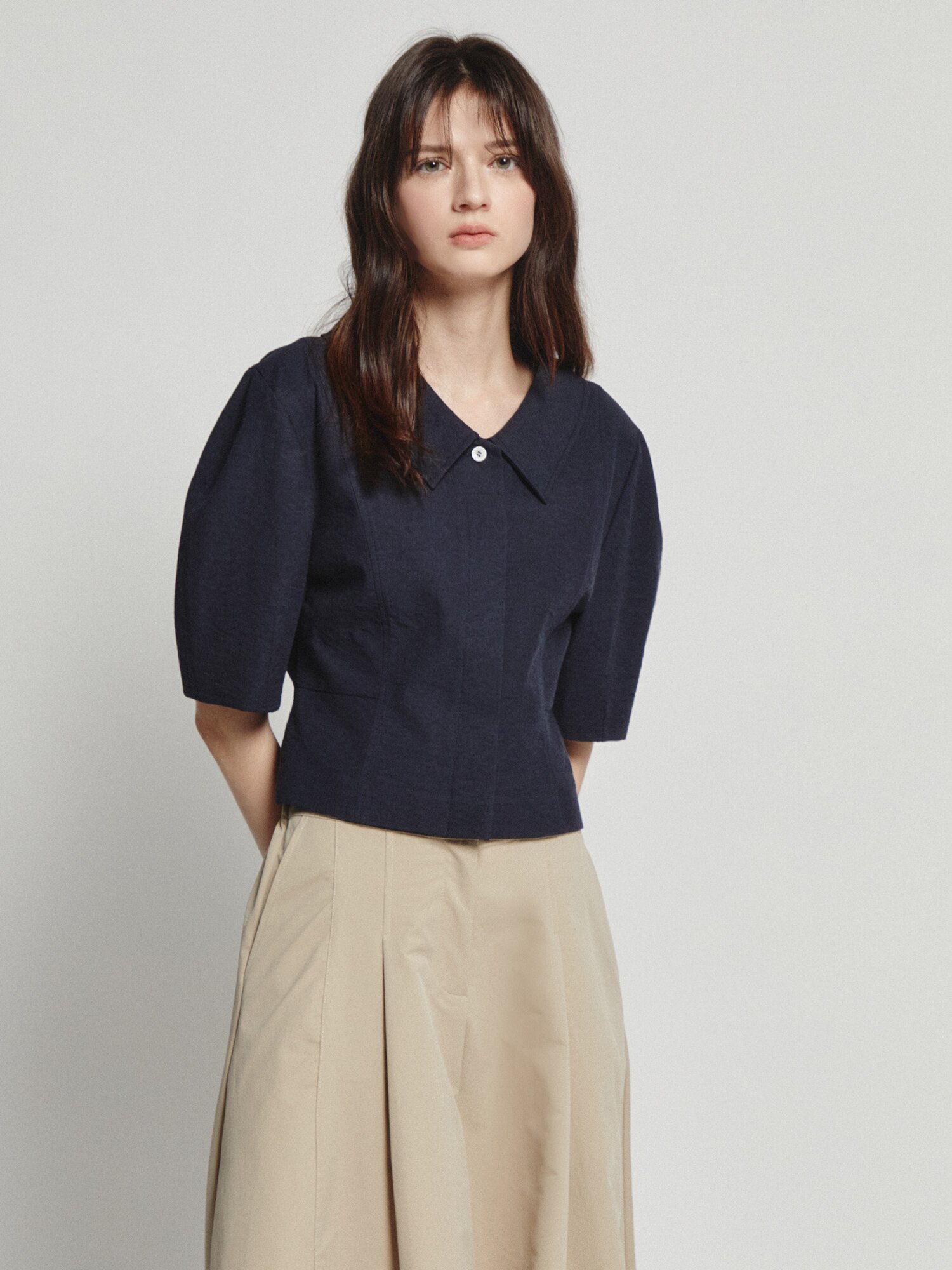 코튼 볼륨 슬리브 칼라 블라우스 (NAVY)