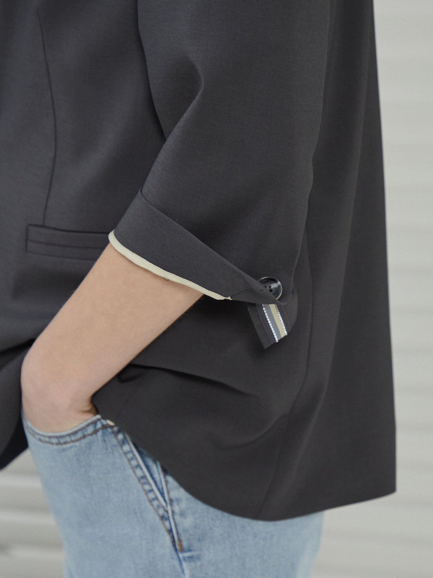 포켓 장식 7부 투버튼 재킷 (DARK GREY)