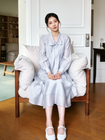 펄 버튼 타이넥 플레어 원피스 