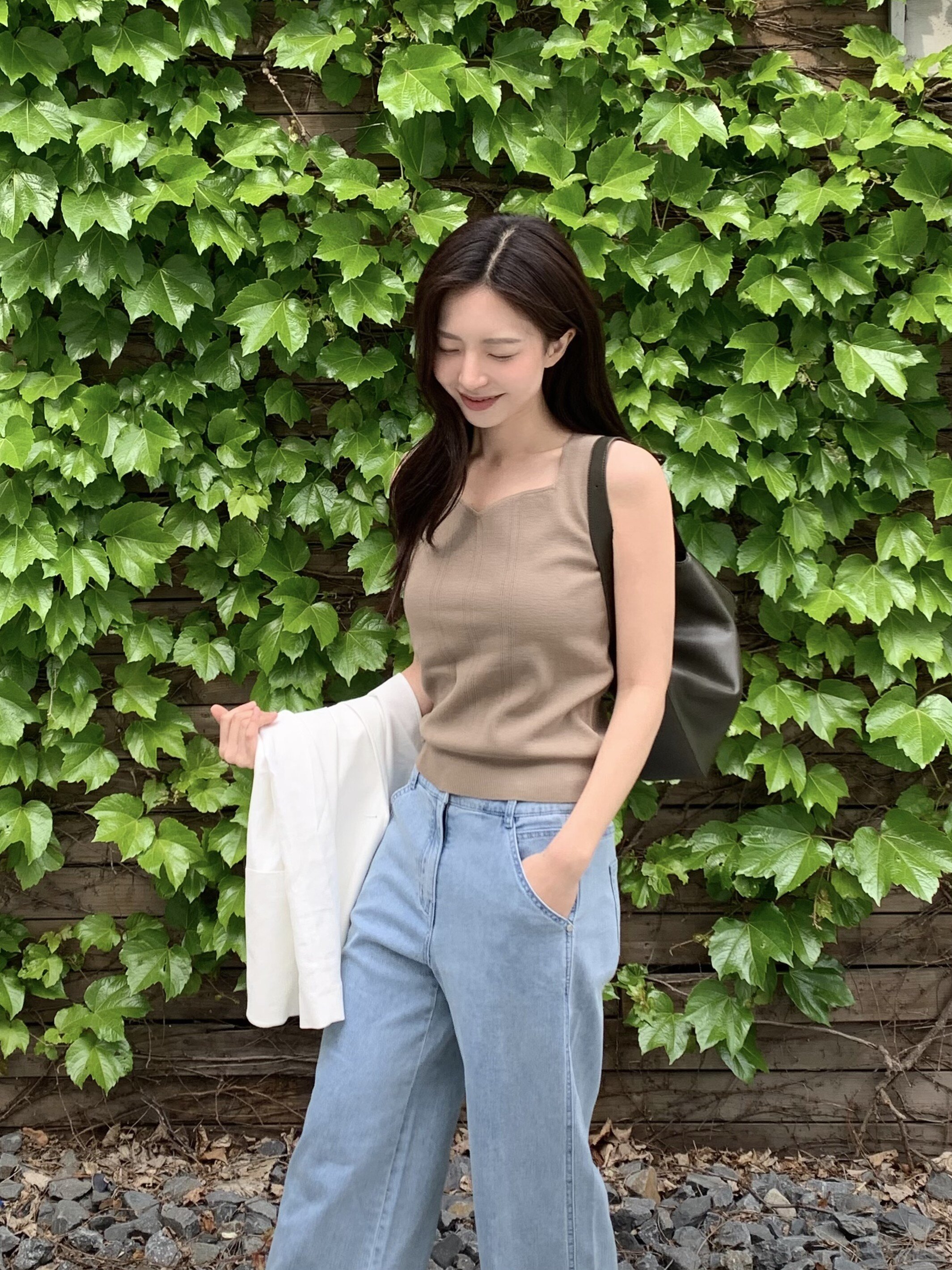 라인 슬리브리스 하트넥 니트 (KHAKI BEIGE)