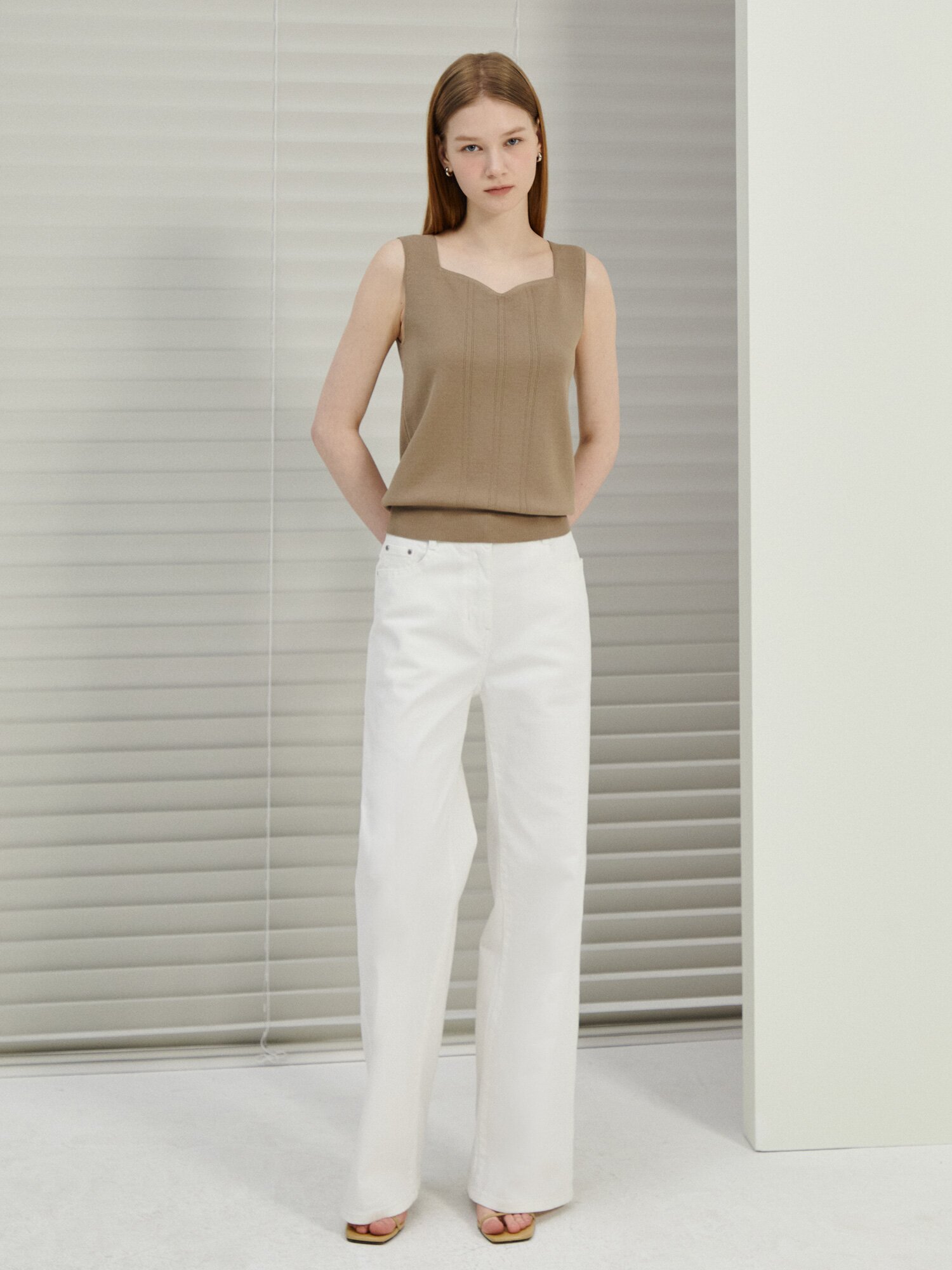 라인 슬리브리스 하트넥 니트 (KHAKI BEIGE)