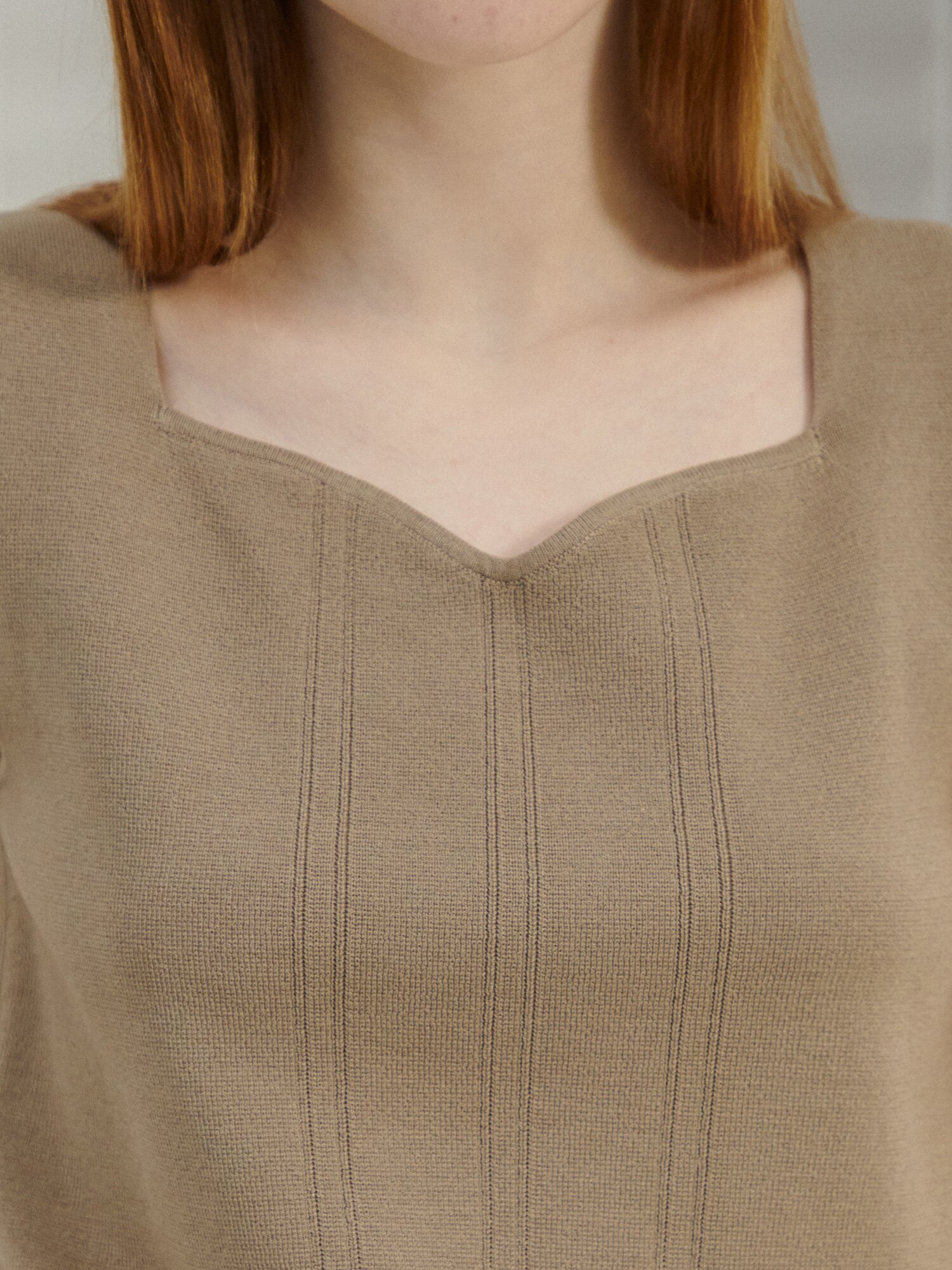 라인 슬리브리스 하트넥 니트 (KHAKI BEIGE)