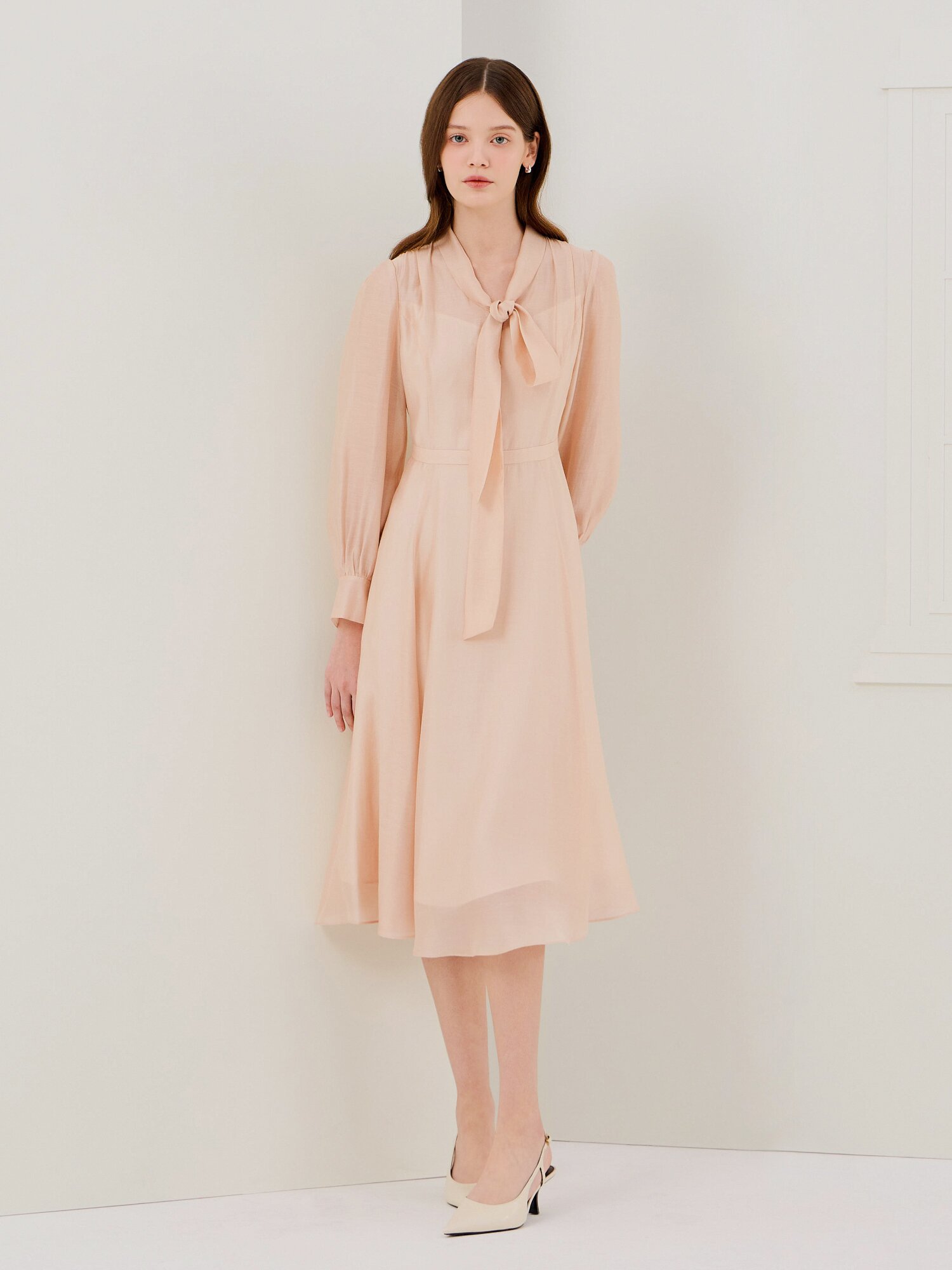 펄 버튼 타이넥 플레어 원피스 (LIGHT BEIGE)